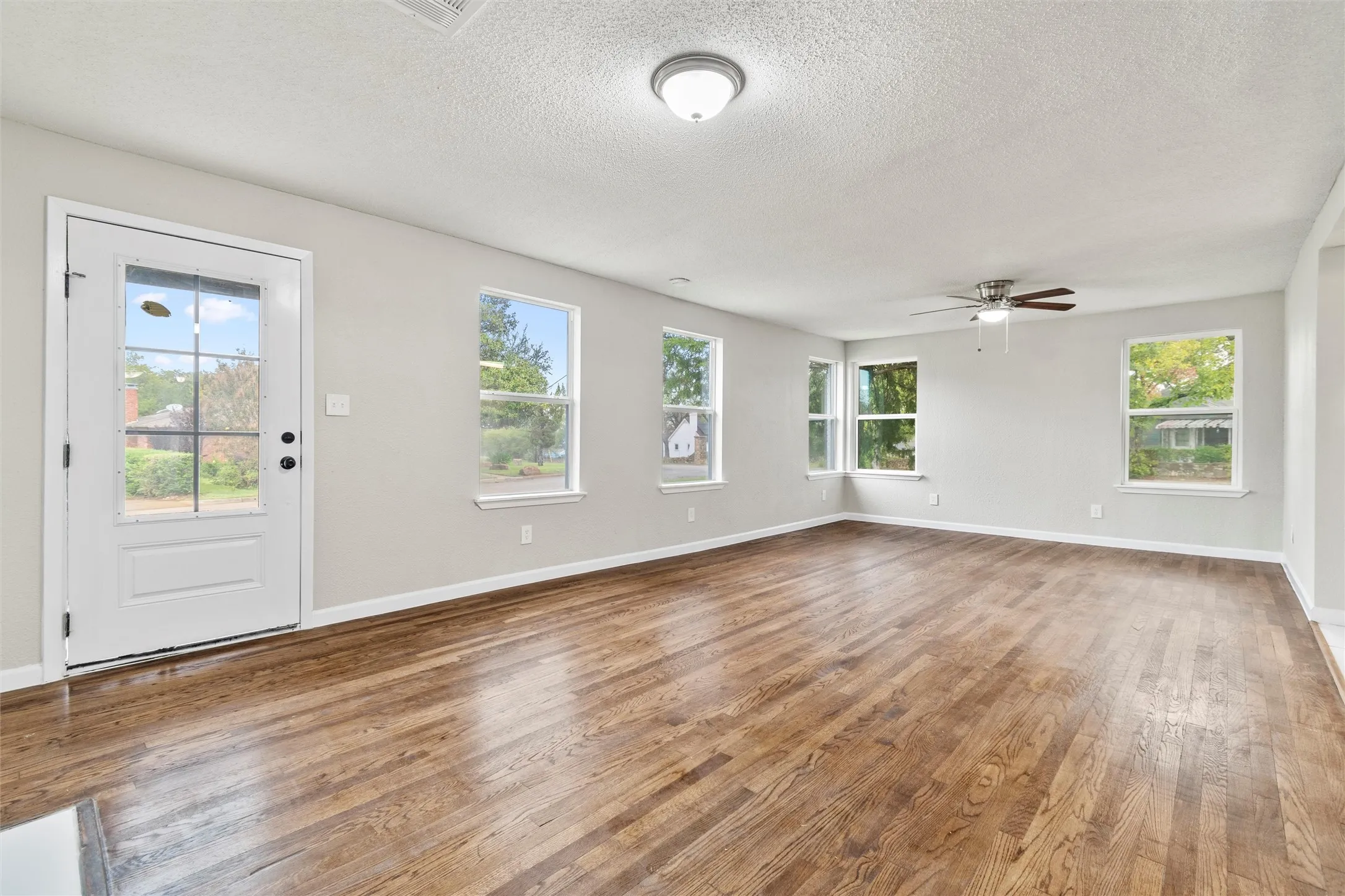 Single Family Residence For Sale in Tarrant County , 2336 Glencrest Drive, Fort Worth, Texas 76119, 3 Bedrooms, 2 Bathrooms, 2 Garage spaces, 1,690 Sqft, built in 1946, Preowned, Price $240,000, mls#21228410, Real Estate Agent in Fort Worth, Homes For Sale in Tarrant county, Homes For Sale in Fort Worth, Realtor in Fort Worth Texas, Real Estate Brokerage Independent Realty Texas, Luminita Cordes Realtor