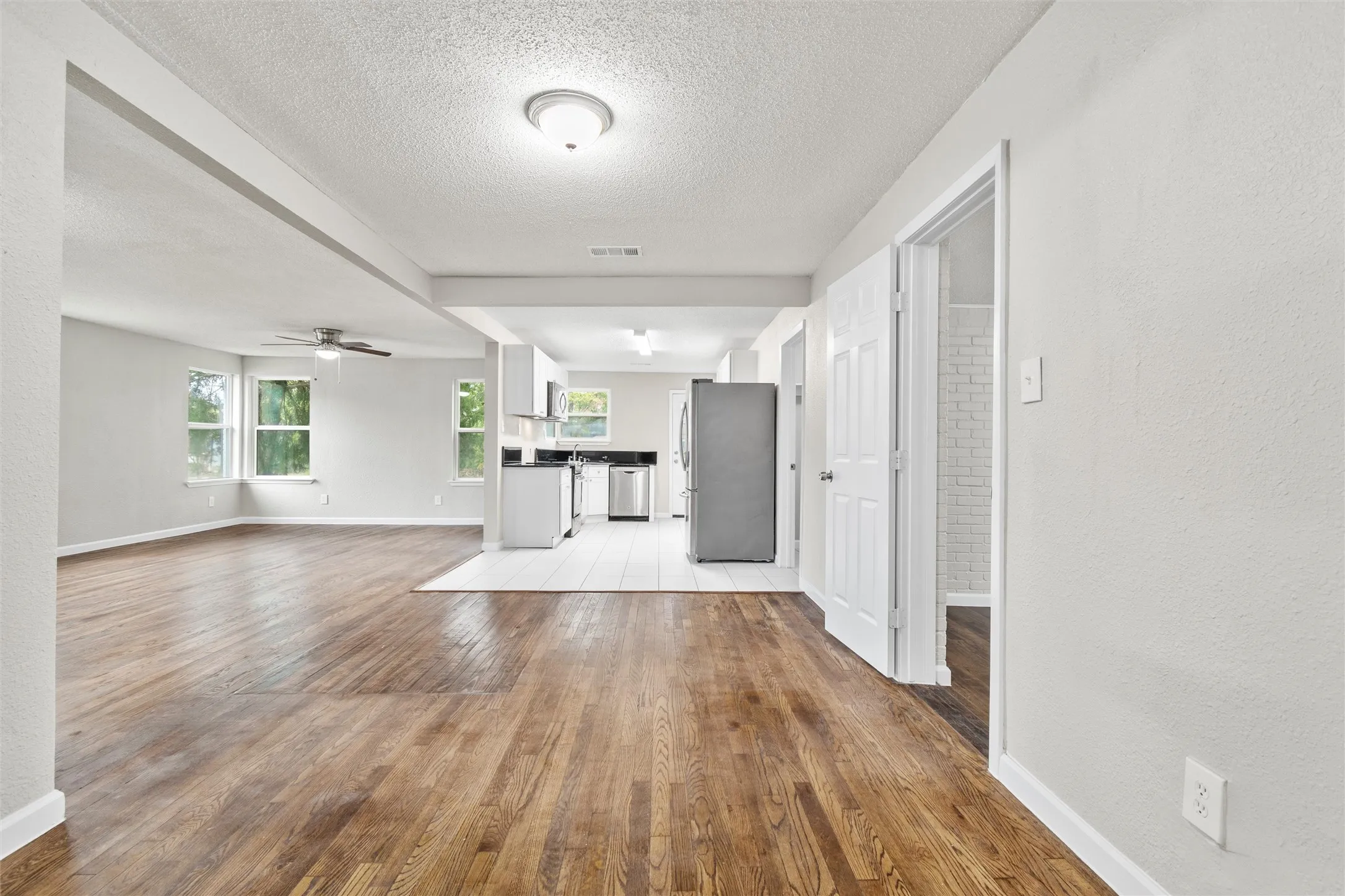 Single Family Residence For Sale in Tarrant County , 2336 Glencrest Drive, Fort Worth, Texas 76119, 3 Bedrooms, 2 Bathrooms, 2 Garage spaces, 1,690 Sqft, built in 1946, Preowned, Price $240,000, mls#21228410, Real Estate Agent in Fort Worth, Homes For Sale in Tarrant county, Homes For Sale in Fort Worth, Realtor in Fort Worth Texas, Real Estate Brokerage Independent Realty Texas, Luminita Cordes Realtor