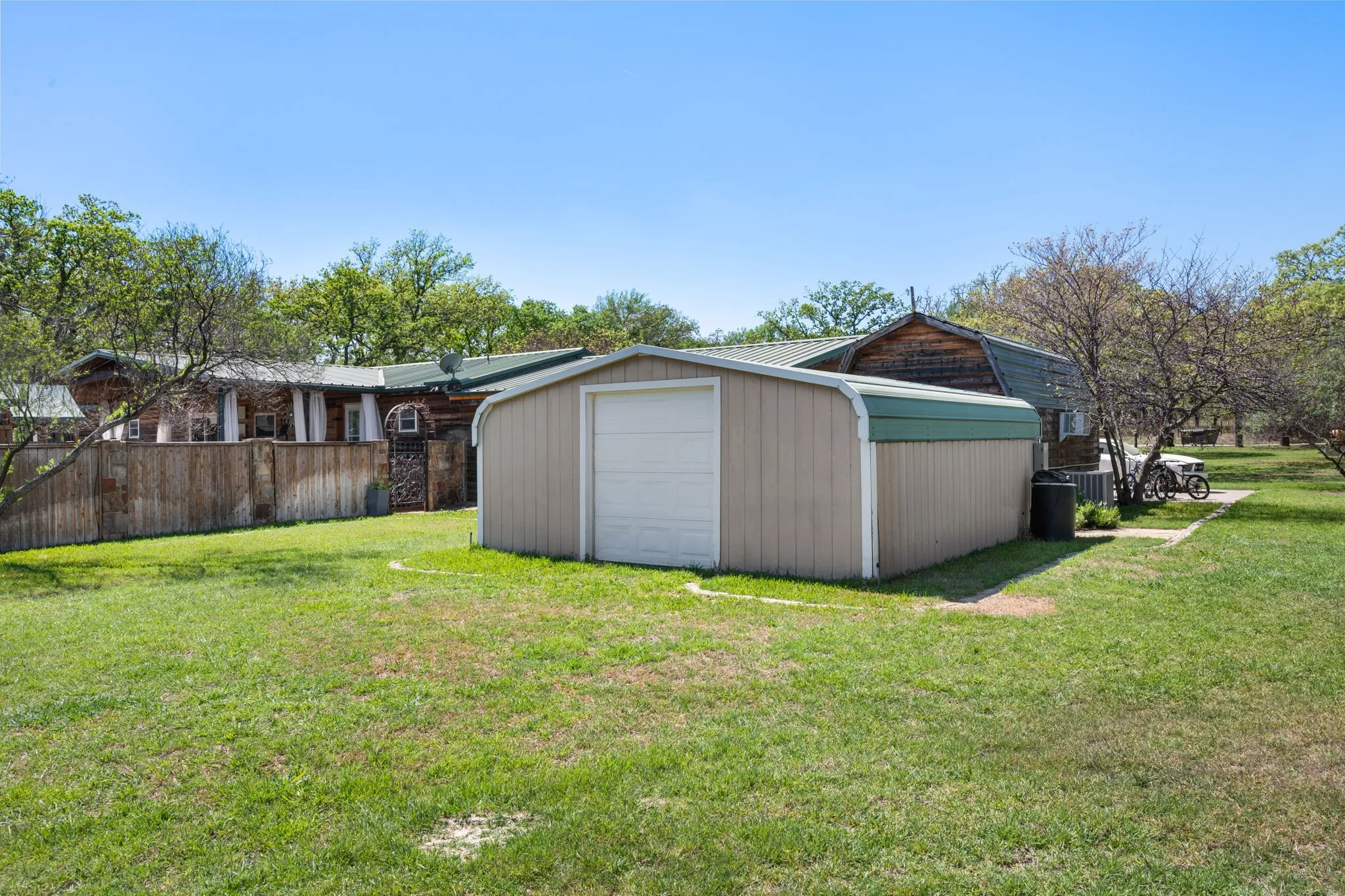 View of yard featuring an outbuilding
