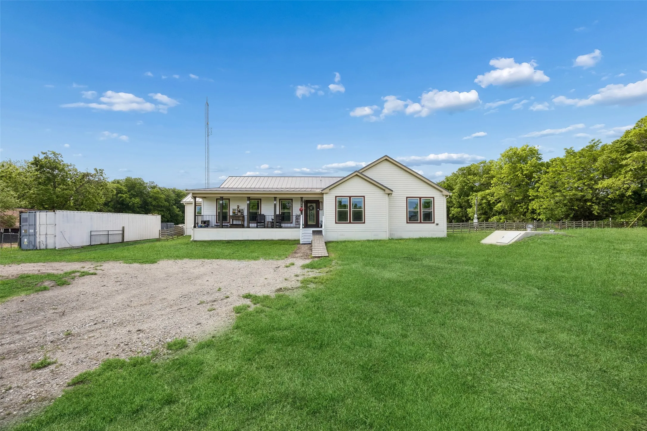 Farm For Sale in Fannin County , 579 County Road 5005, Blue Ridge, Texas 75424, 4 Bedrooms, 3 Bathrooms, Garage spaces, 2,900 Sqft, built in 2020, Preowned, Price $1,150,000, mls#21228401, Real Estate Agent in Blue Ridge, Homes For Sale in Fannin county, Homes For Sale in Blue Ridge, Realtor in Blue Ridge Texas, Real Estate Brokerage Independent Realty Texas, Luminita Cordes Realtor
