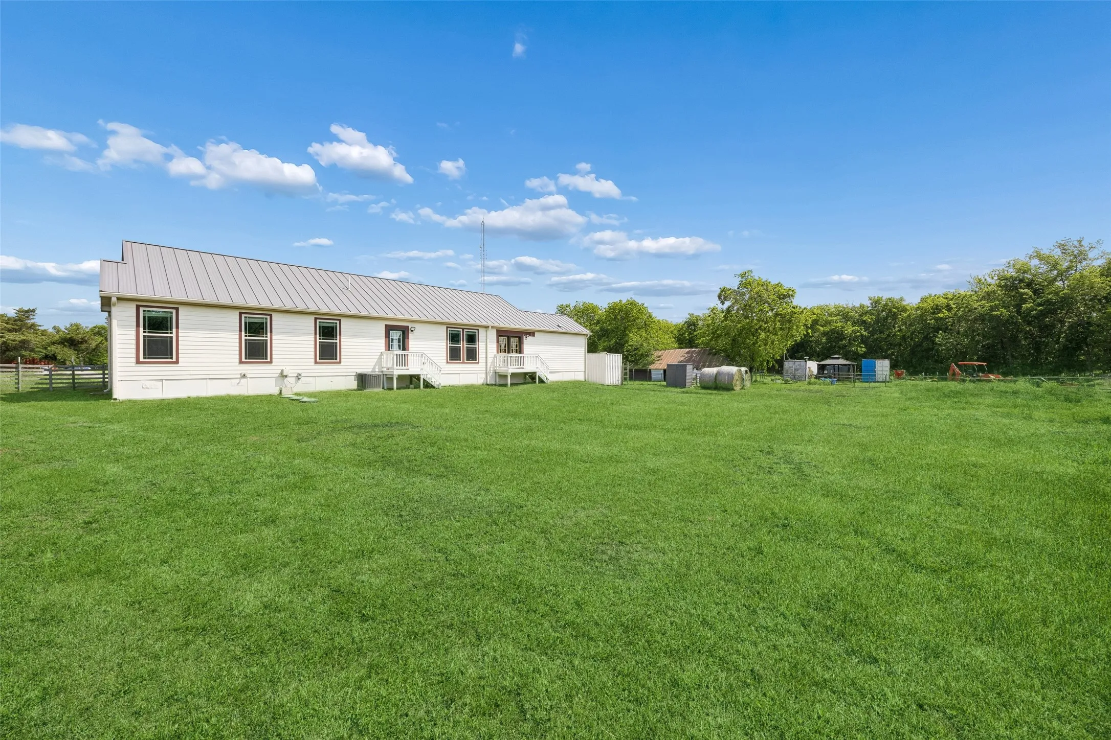 Farm For Sale in Fannin County , 579 County Road 5005, Blue Ridge, Texas 75424, 4 Bedrooms, 3 Bathrooms, Garage spaces, 2,900 Sqft, built in 2020, Preowned, Price $1,150,000, mls#21228401, Real Estate Agent in Blue Ridge, Homes For Sale in Fannin county, Homes For Sale in Blue Ridge, Realtor in Blue Ridge Texas, Real Estate Brokerage Independent Realty Texas, Luminita Cordes Realtor