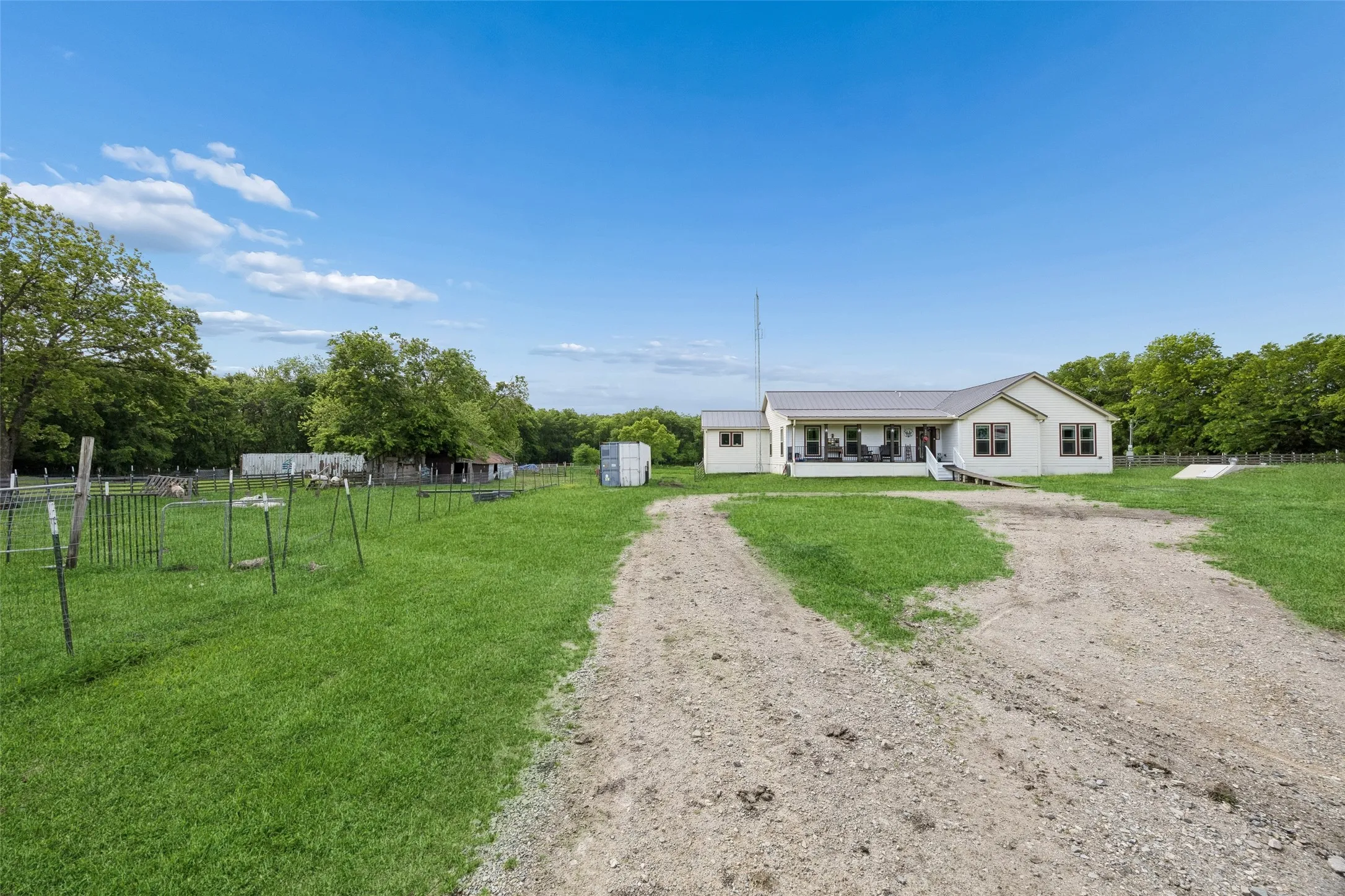 Farm For Sale in Fannin County , 579 County Road 5005, Blue Ridge, Texas 75424, 4 Bedrooms, 3 Bathrooms, Garage spaces, 2,900 Sqft, built in 2020, Preowned, Price $1,150,000, mls#21228401, Real Estate Agent in Blue Ridge, Homes For Sale in Fannin county, Homes For Sale in Blue Ridge, Realtor in Blue Ridge Texas, Real Estate Brokerage Independent Realty Texas, Luminita Cordes Realtor