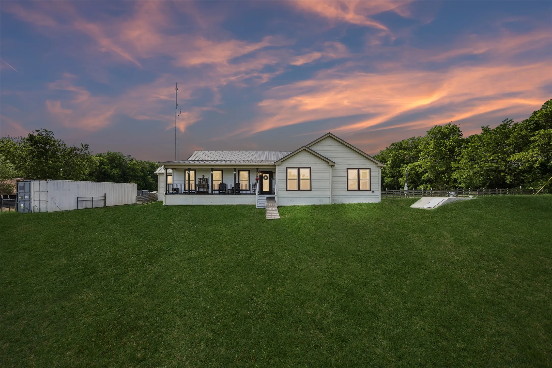 Farm For Sale in Fannin County , 579 County Road 5005, Blue Ridge, Texas 75424, 4 Bedrooms, 3 Bathrooms, Garage spaces, 2,900 Sqft, built in 2020, Preowned, Price $1,150,000, mls#21228401, Real Estate Agent in Blue Ridge, Homes For Sale in Fannin county, Homes For Sale in Blue Ridge, Realtor in Blue Ridge Texas, Real Estate Brokerage Independent Realty Texas, Luminita Cordes Realtor