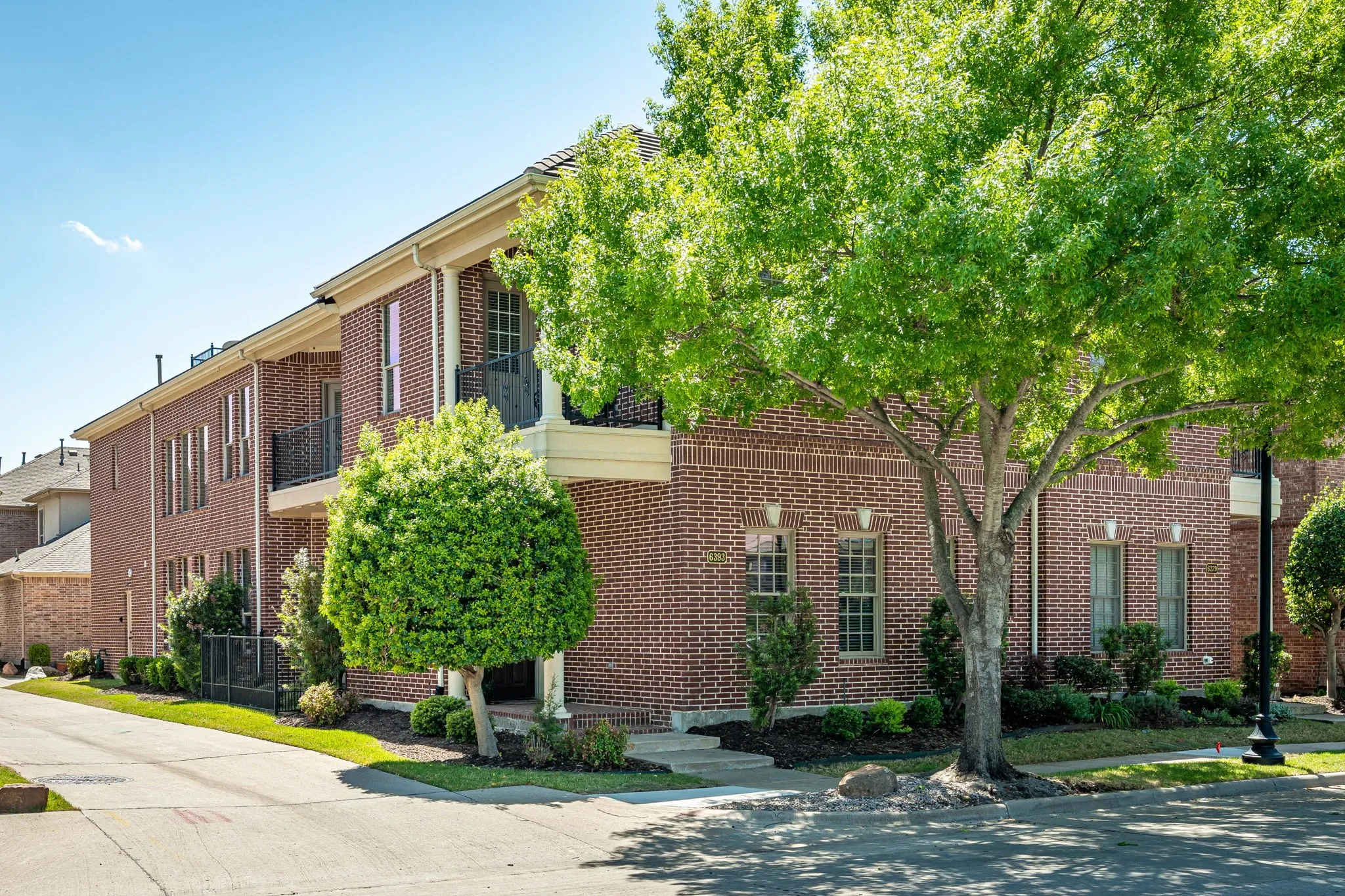 Townhouse For Sale in Collin County , 6393 Burnham Street, Frisco, Texas 75034, 4 Bedroom, 3 Bathroom, 2 Garage spaces, 3,280 Sqft, built in 2004, Preowned, mls#21227693, Real Estate Agent in Frisco, Homes For Sale in Collin county, Homes For Sale in Frisco, Realtor in Frisco Texas, Real Estate Brokerage Independent Realty Texas, Luminita Cordes Realtor