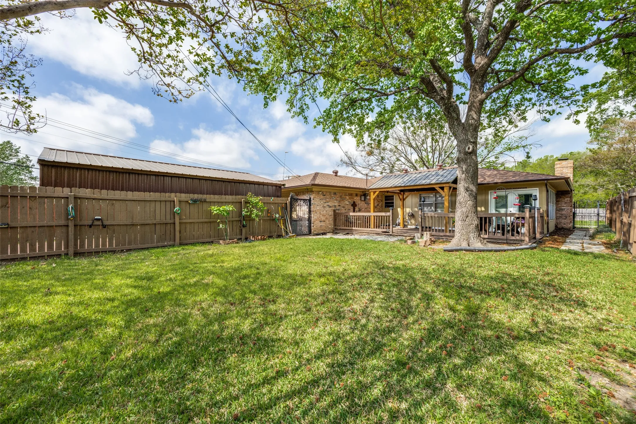 Single Family Residence For Sale in Grayson County , 2705 N Woods Street, Sherman, Texas 75092, 3 Bedroom, 2 Bathroom, 2 Garage spaces, 1,584 Sqft, built in 1973, Preowned, mls#21226669, Real Estate Agent in Sherman, Homes For Sale in Grayson county, Homes For Sale in Sherman, Realtor in Sherman Texas, Real Estate Brokerage Independent Realty Texas, Luminita Cordes Realtor