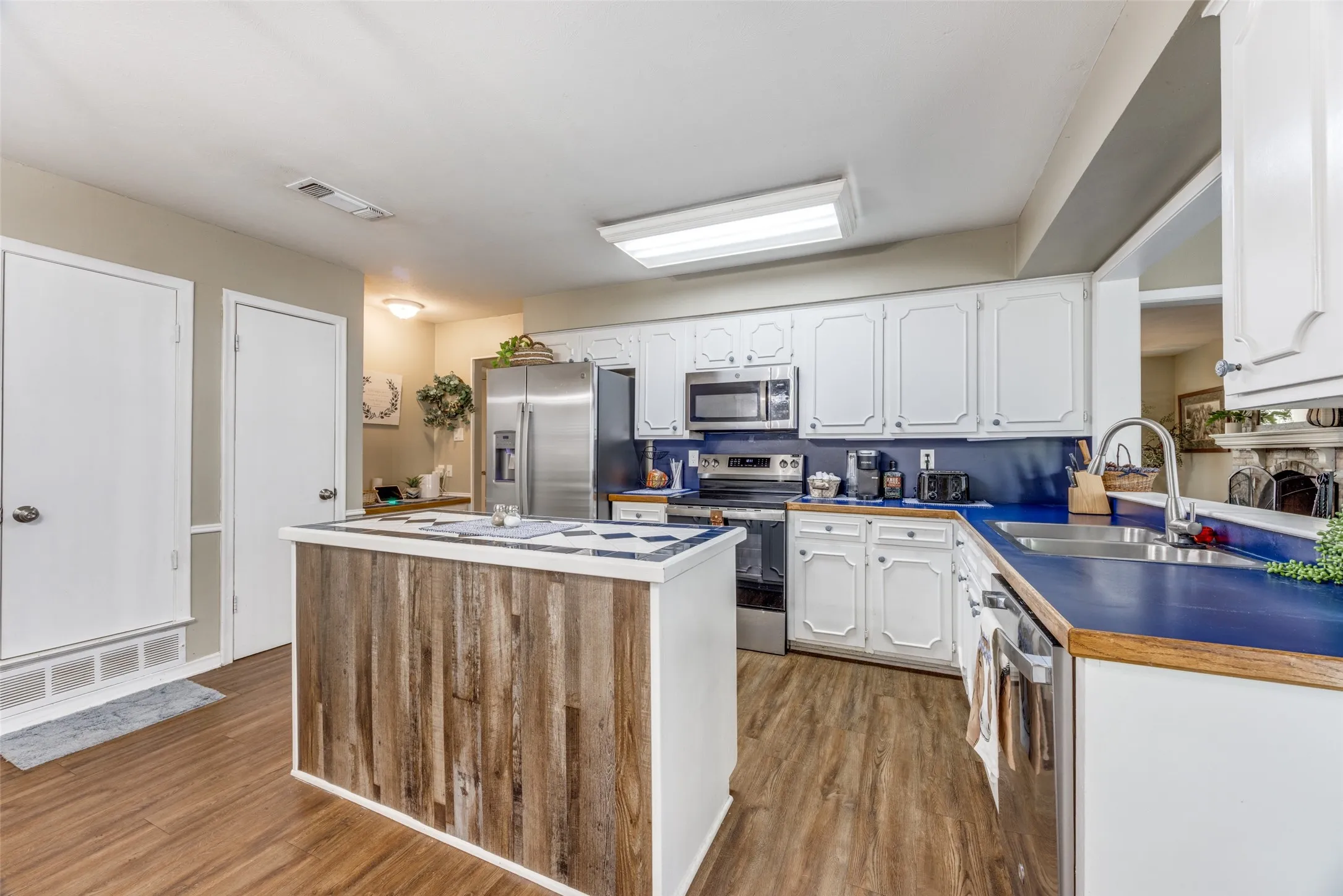 Single Family Residence For Sale in Grayson County , 2705 N Woods Street, Sherman, Texas 75092, 3 Bedroom, 2 Bathroom, 2 Garage spaces, 1,584 Sqft, built in 1973, Preowned, mls#21226669, Real Estate Agent in Sherman, Homes For Sale in Grayson county, Homes For Sale in Sherman, Realtor in Sherman Texas, Real Estate Brokerage Independent Realty Texas, Luminita Cordes Realtor