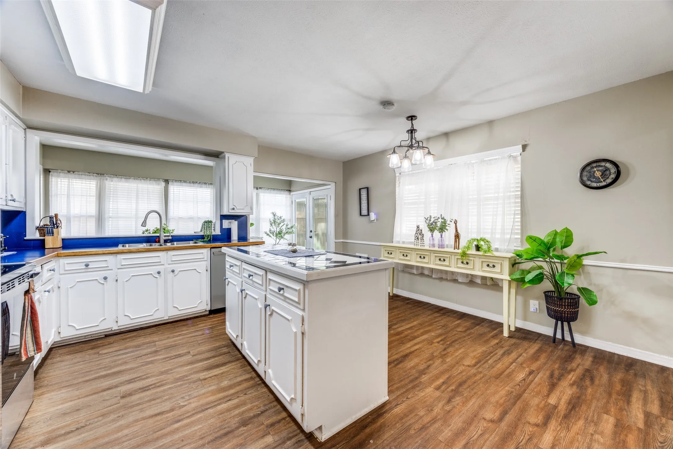 Single Family Residence For Sale in Grayson County , 2705 N Woods Street, Sherman, Texas 75092, 3 Bedroom, 2 Bathroom, 2 Garage spaces, 1,584 Sqft, built in 1973, Preowned, mls#21226669, Real Estate Agent in Sherman, Homes For Sale in Grayson county, Homes For Sale in Sherman, Realtor in Sherman Texas, Real Estate Brokerage Independent Realty Texas, Luminita Cordes Realtor