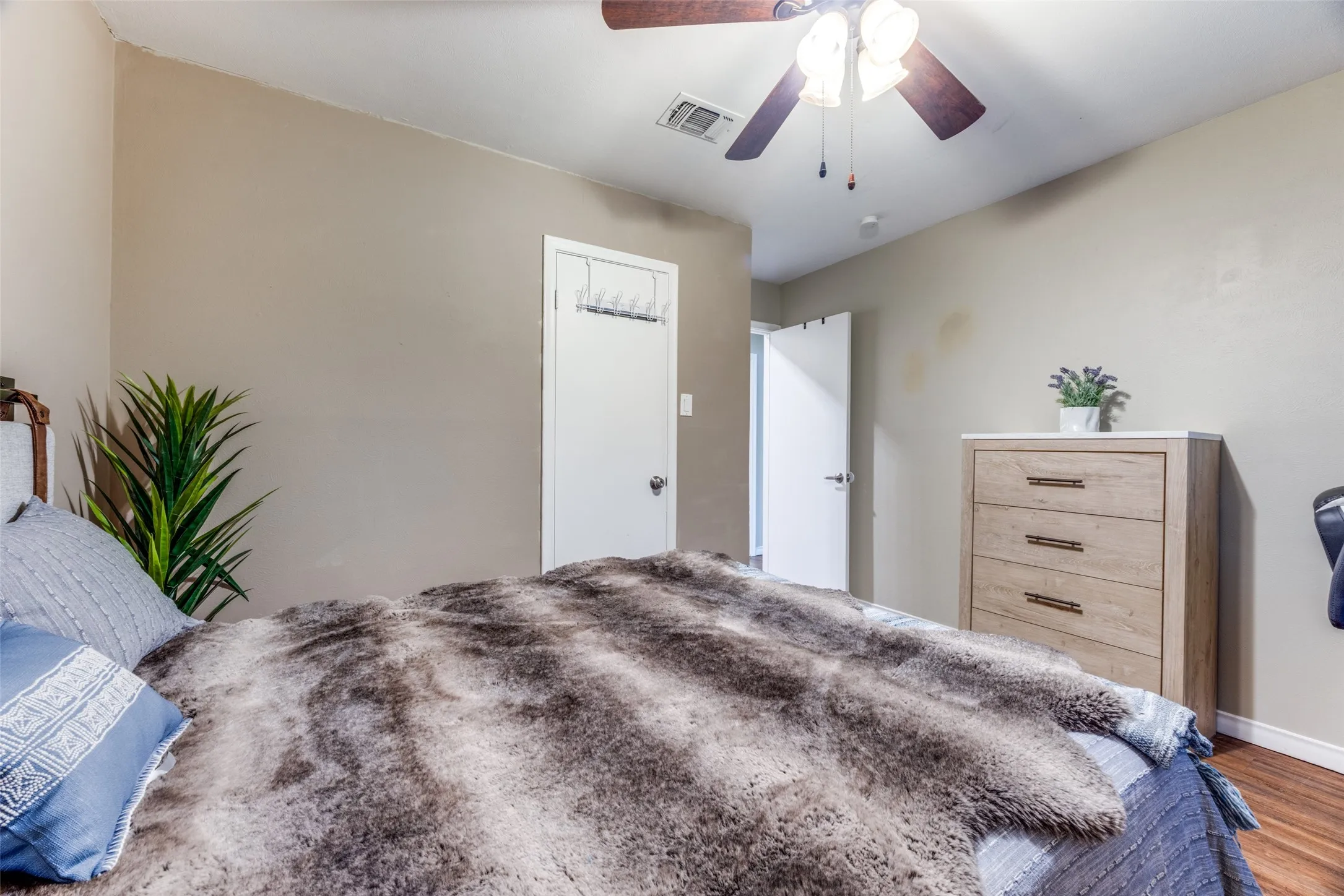 Single Family Residence For Sale in Grayson County , 2705 N Woods Street, Sherman, Texas 75092, 3 Bedroom, 2 Bathroom, 2 Garage spaces, 1,584 Sqft, built in 1973, Preowned, mls#21226669, Real Estate Agent in Sherman, Homes For Sale in Grayson county, Homes For Sale in Sherman, Realtor in Sherman Texas, Real Estate Brokerage Independent Realty Texas, Luminita Cordes Realtor