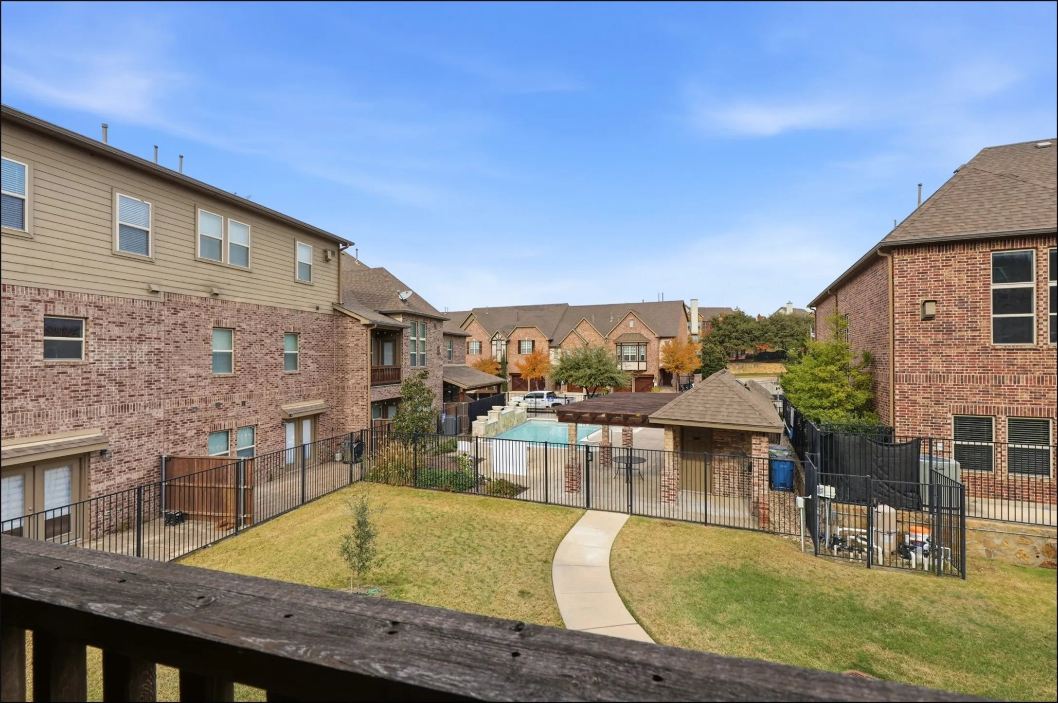 Townhouse For Sale in Denton County , 555 Waterloo Drive, Lewisville, Texas 75067, 3 Bedroom, 3 Bathroom, 2 Garage spaces, 2,000 Sqft, built in 2016, Preowned, mls#21228355, Real Estate Agent in Lewisville, Homes For Sale in Denton county, Homes For Sale in Lewisville, Realtor in Lewisville Texas, Real Estate Brokerage Independent Realty Texas, Luminita Cordes Realtor