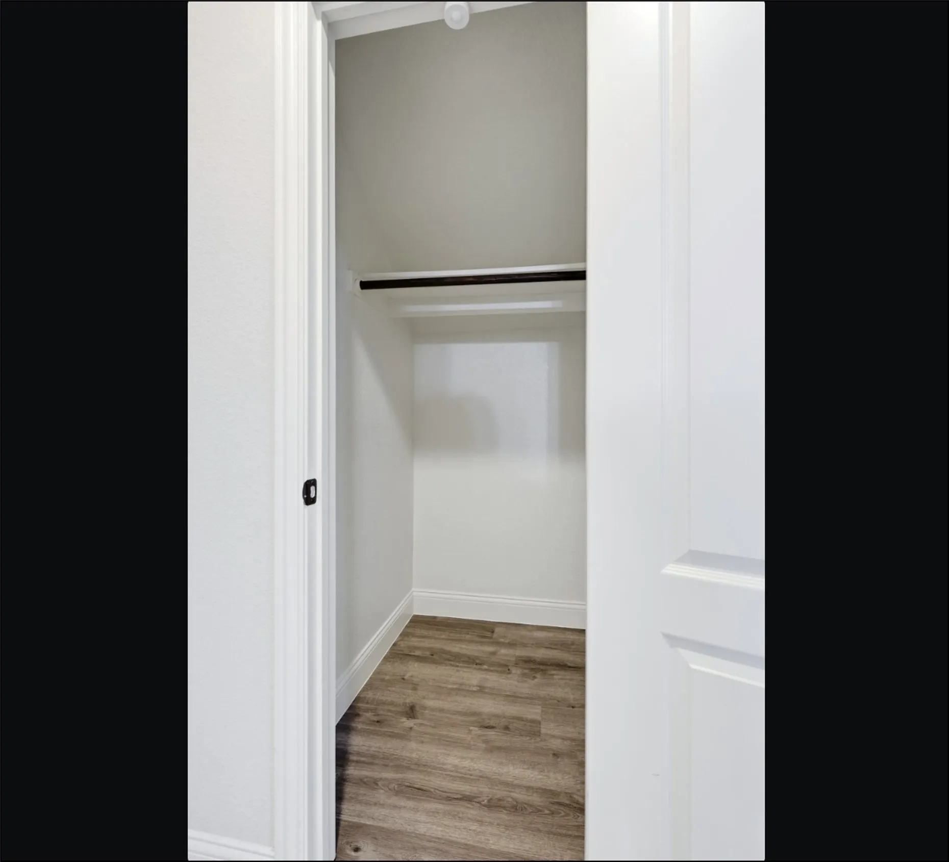 Townhouse For Sale in Denton County , 555 Waterloo Drive, Lewisville, Texas 75067, 3 Bedroom, 3 Bathroom, 2 Garage spaces, 2,000 Sqft, built in 2016, Preowned, mls#21228355, Real Estate Agent in Lewisville, Homes For Sale in Denton county, Homes For Sale in Lewisville, Realtor in Lewisville Texas, Real Estate Brokerage Independent Realty Texas, Luminita Cordes Realtor