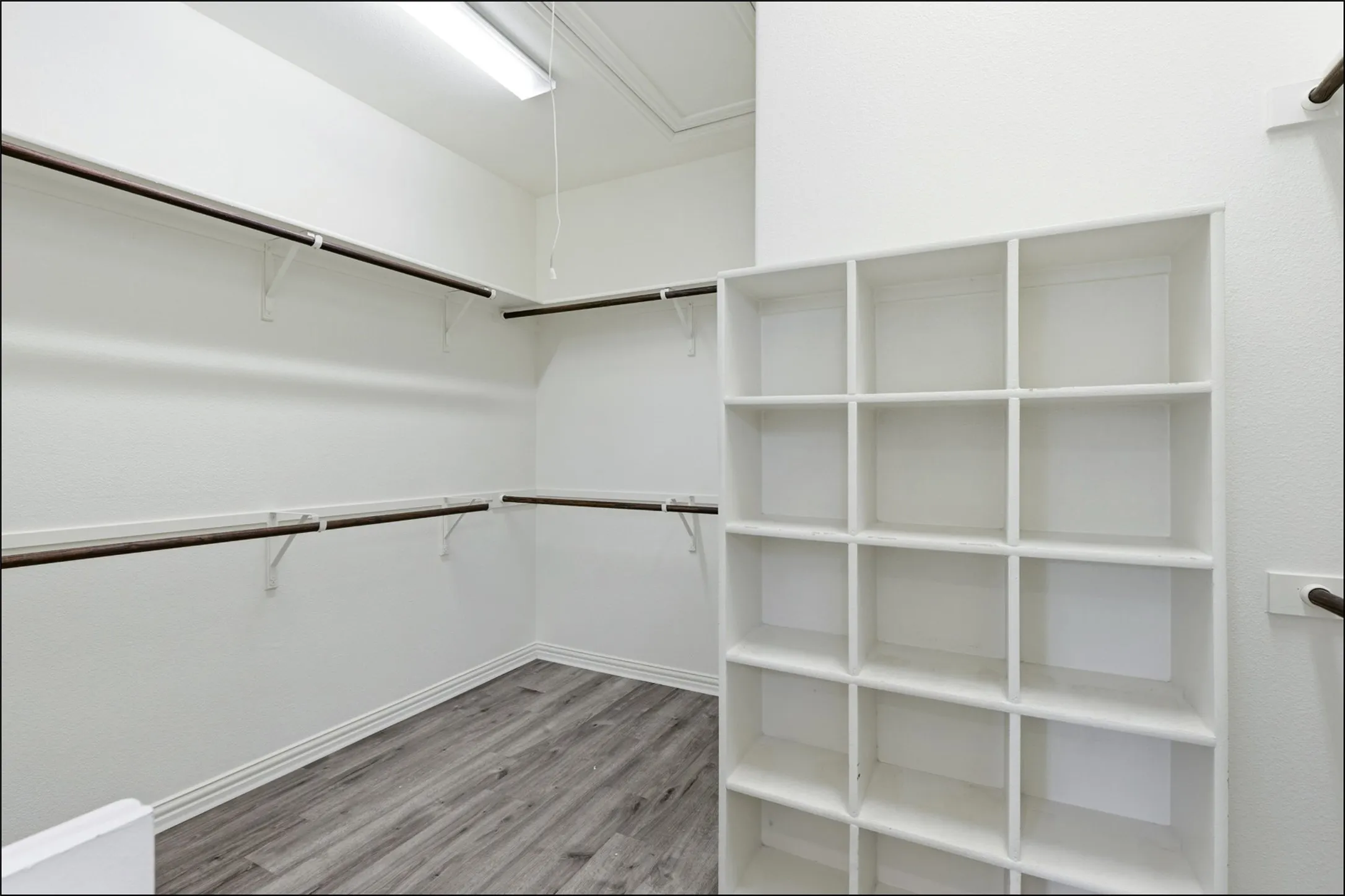 Townhouse For Sale in Denton County , 555 Waterloo Drive, Lewisville, Texas 75067, 3 Bedroom, 3 Bathroom, 2 Garage spaces, 2,000 Sqft, built in 2016, Preowned, mls#21228355, Real Estate Agent in Lewisville, Homes For Sale in Denton county, Homes For Sale in Lewisville, Realtor in Lewisville Texas, Real Estate Brokerage Independent Realty Texas, Luminita Cordes Realtor