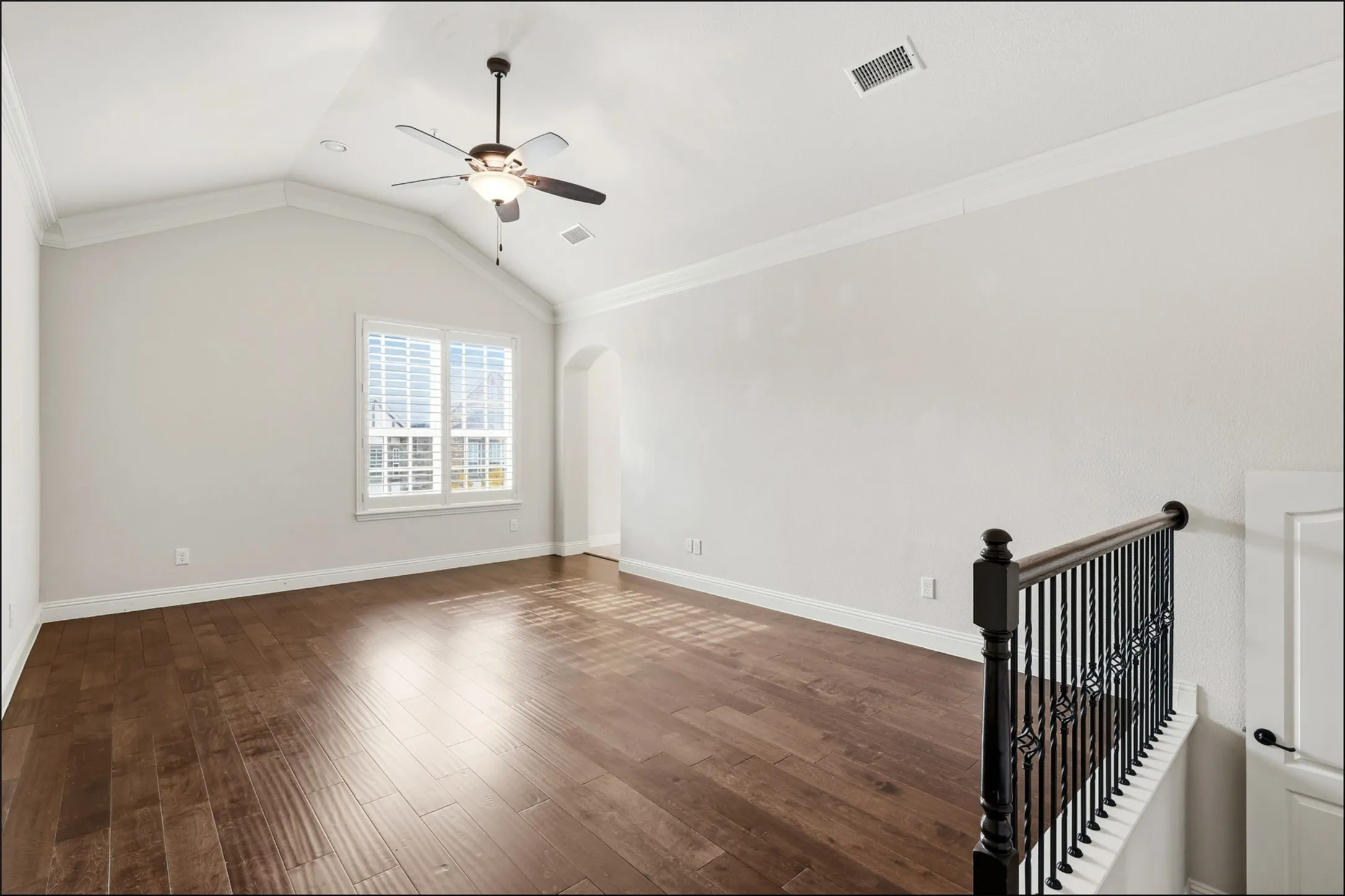 Townhouse For Sale in Denton County , 555 Waterloo Drive, Lewisville, Texas 75067, 3 Bedroom, 3 Bathroom, 2 Garage spaces, 2,000 Sqft, built in 2016, Preowned, mls#21228355, Real Estate Agent in Lewisville, Homes For Sale in Denton county, Homes For Sale in Lewisville, Realtor in Lewisville Texas, Real Estate Brokerage Independent Realty Texas, Luminita Cordes Realtor