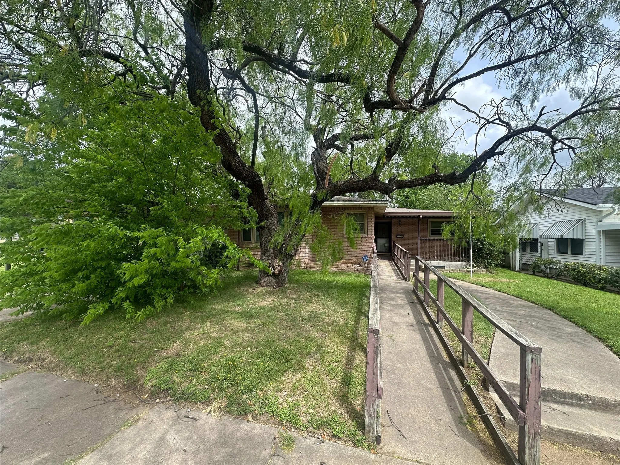 Single Family Residence For Sale in Mc Lennan County , 2220 Joey Drive, Waco, Texas 76711, 3 Bedroom, 2 Bathroom, 1 Garage spaces, 1,538 Sqft, built in 1954, mls#21223168, Real Estate Agent in Waco, Homes For Sale in Mc Lennan county, Homes For Sale in Waco, Realtor in Waco Texas, Real Estate Brokerage Independent Realty Texas, Luminita Cordes Realtor