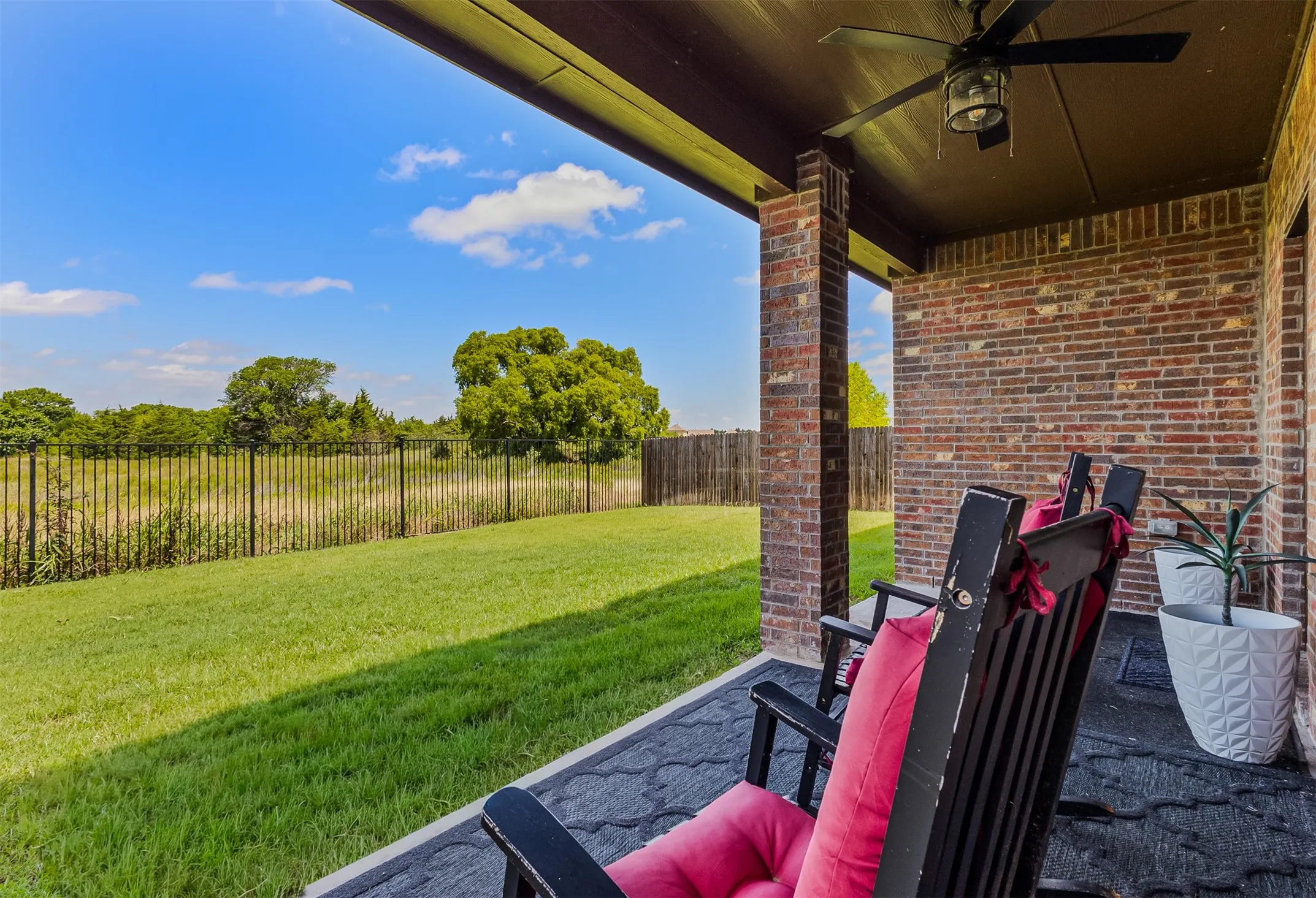 Single Family Residence For Sale in Kaufman County , 1043 Sublime Drive, Heath, Texas 75126, 4 Bedroom, 2 Bathroom, 2 Garage spaces, 2,135 Sqft, built in 2020, Preowned, mls#21227823, Real Estate Agent in Heath, Homes For Sale in Kaufman county, Homes For Sale in Heath, Realtor in Heath Texas, Real Estate Brokerage Independent Realty Texas, Luminita Cordes Realtor