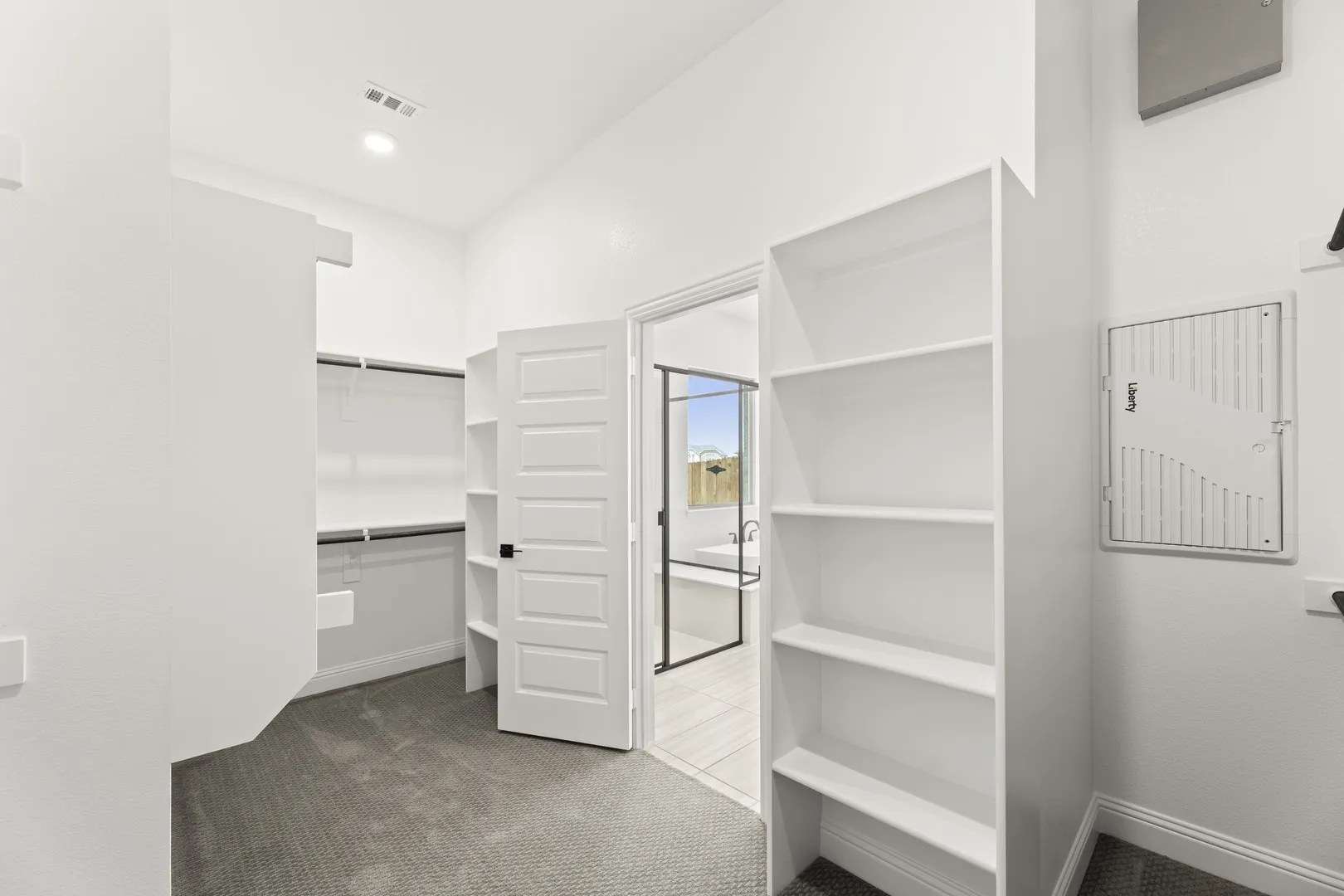 23. 513 San Angelo - Closet