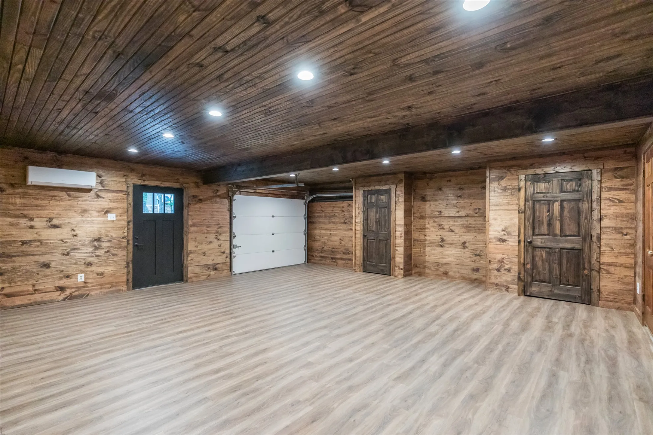 Single Family Residence For Sale in Brown County , 440 Lakeside Drive, Brownwood, Texas 76801, 6 Bedroom, 7 Bathroom, Garage spaces, 6,753 Sqft, built in 1977, Preowned, Price $2,225,000, mls#21224694, Real Estate Agent in Brownwood, Homes For Sale in Brown county, Homes For Sale in Brownwood, Realtor in Brownwood Texas, Real Estate Brokerage Independent Realty Texas, Luminita Cordes Realtor