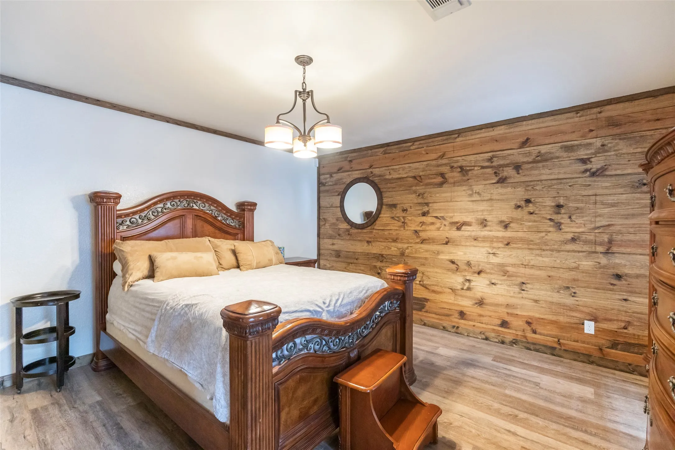 Single Family Residence For Sale in Brown County , 440 Lakeside Drive, Brownwood, Texas 76801, 6 Bedroom, 7 Bathroom, Garage spaces, 6,753 Sqft, built in 1977, Preowned, Price $2,225,000, mls#21224694, Real Estate Agent in Brownwood, Homes For Sale in Brown county, Homes For Sale in Brownwood, Realtor in Brownwood Texas, Real Estate Brokerage Independent Realty Texas, Luminita Cordes Realtor