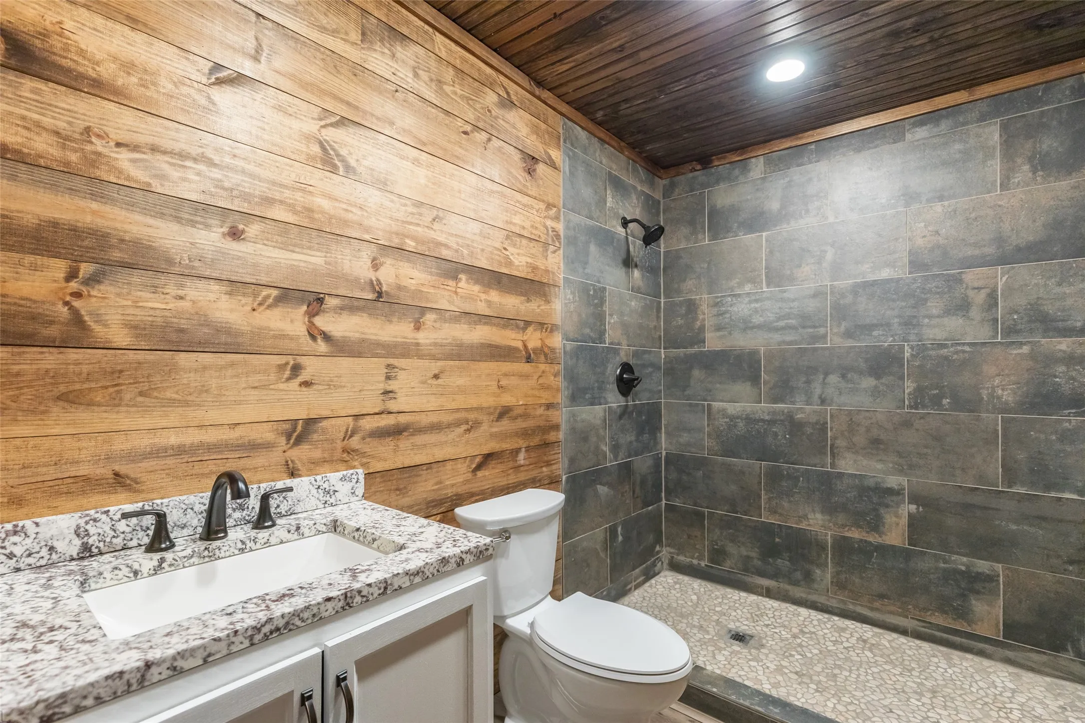 Single Family Residence For Sale in Brown County , 440 Lakeside Drive, Brownwood, Texas 76801, 6 Bedroom, 7 Bathroom, Garage spaces, 6,753 Sqft, built in 1977, Preowned, Price $2,225,000, mls#21224694, Real Estate Agent in Brownwood, Homes For Sale in Brown county, Homes For Sale in Brownwood, Realtor in Brownwood Texas, Real Estate Brokerage Independent Realty Texas, Luminita Cordes Realtor