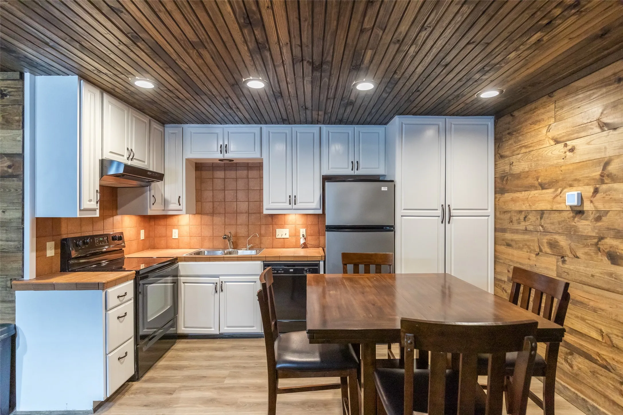 Single Family Residence For Sale in Brown County , 440 Lakeside Drive, Brownwood, Texas 76801, 6 Bedroom, 7 Bathroom, Garage spaces, 6,753 Sqft, built in 1977, Preowned, Price $2,225,000, mls#21224694, Real Estate Agent in Brownwood, Homes For Sale in Brown county, Homes For Sale in Brownwood, Realtor in Brownwood Texas, Real Estate Brokerage Independent Realty Texas, Luminita Cordes Realtor