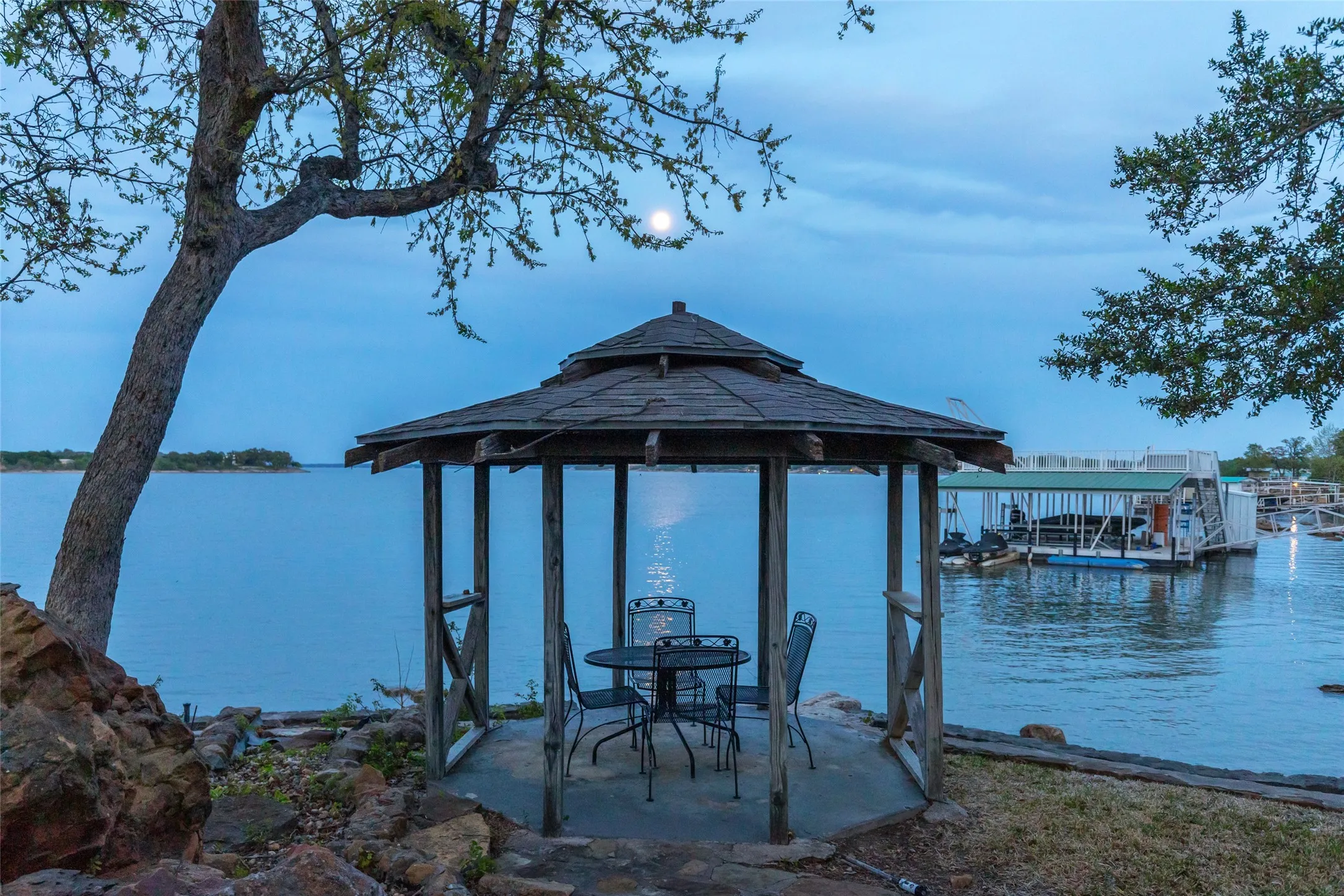 Single Family Residence For Sale in Brown County , 440 Lakeside Drive, Brownwood, Texas 76801, 6 Bedroom, 7 Bathroom, Garage spaces, 6,753 Sqft, built in 1977, Preowned, Price $2,225,000, mls#21224694, Real Estate Agent in Brownwood, Homes For Sale in Brown county, Homes For Sale in Brownwood, Realtor in Brownwood Texas, Real Estate Brokerage Independent Realty Texas, Luminita Cordes Realtor