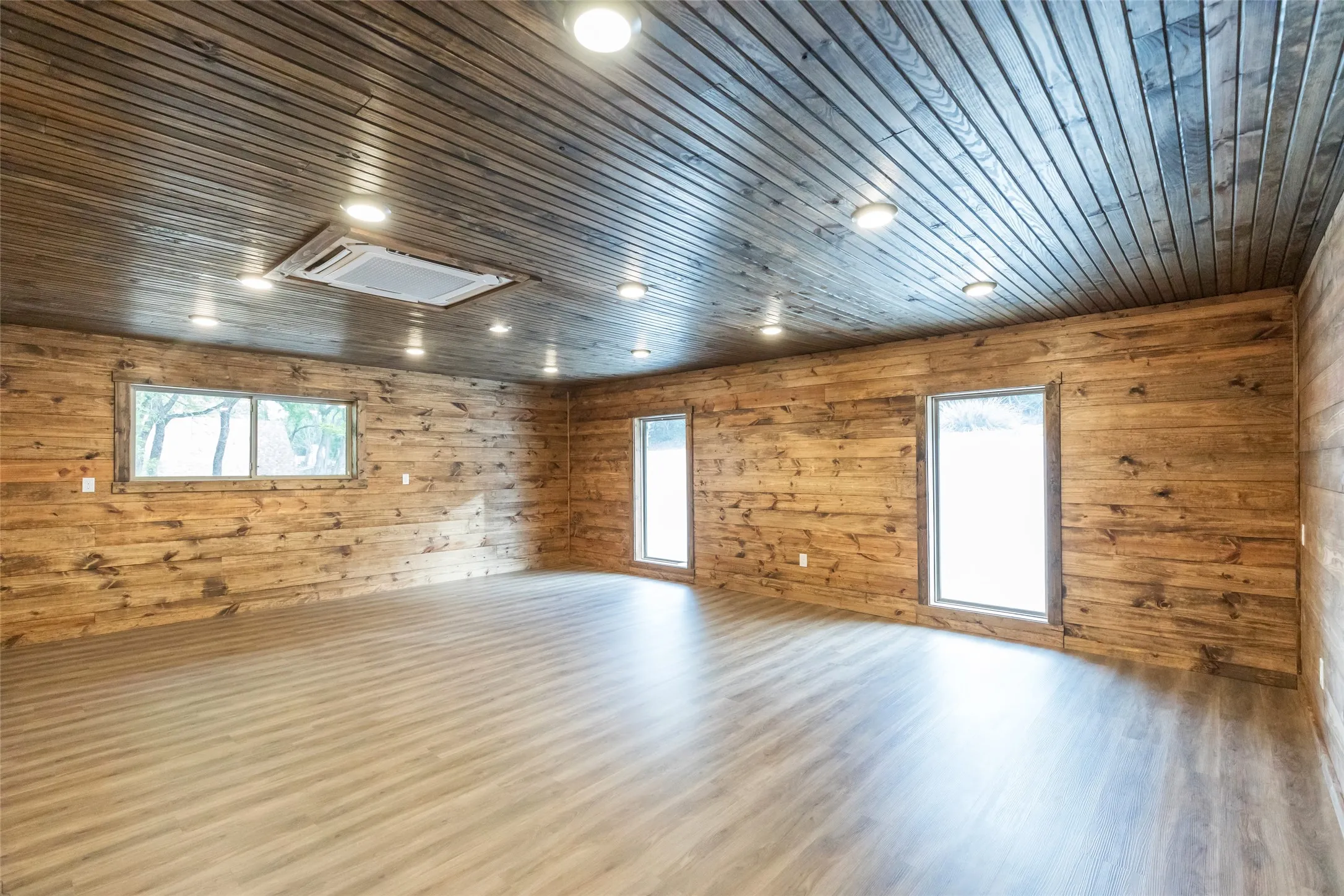 Single Family Residence For Sale in Brown County , 440 Lakeside Drive, Brownwood, Texas 76801, 6 Bedroom, 7 Bathroom, Garage spaces, 6,753 Sqft, built in 1977, Preowned, Price $2,225,000, mls#21224694, Real Estate Agent in Brownwood, Homes For Sale in Brown county, Homes For Sale in Brownwood, Realtor in Brownwood Texas, Real Estate Brokerage Independent Realty Texas, Luminita Cordes Realtor