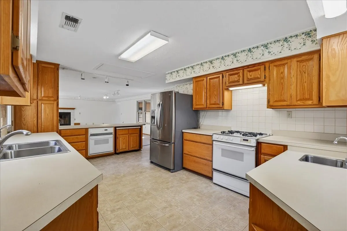 Single Family Residence For Sale in Henderson County , 102 Summerall Drive, Mabank, Texas 75156, 3 Bedroom, 3 Bathroom, Garage spaces, 2,356 Sqft, built in 1993, mls#21190066, Real Estate Agent in Mabank, Homes For Sale in Henderson county, Homes For Sale in Mabank, Realtor in Mabank Texas, Real Estate Brokerage Independent Realty Texas, Luminita Cordes Realtor