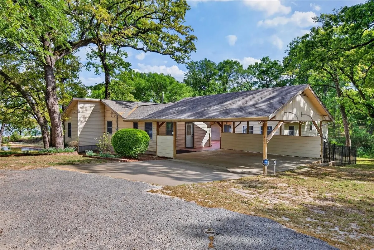 Single Family Residence For Sale in Henderson County , 102 Summerall Drive, Mabank, Texas 75156, 3 Bedroom, 3 Bathroom, Garage spaces, 2,356 Sqft, built in 1993, mls#21190066, Real Estate Agent in Mabank, Homes For Sale in Henderson county, Homes For Sale in Mabank, Realtor in Mabank Texas, Real Estate Brokerage Independent Realty Texas, Luminita Cordes Realtor