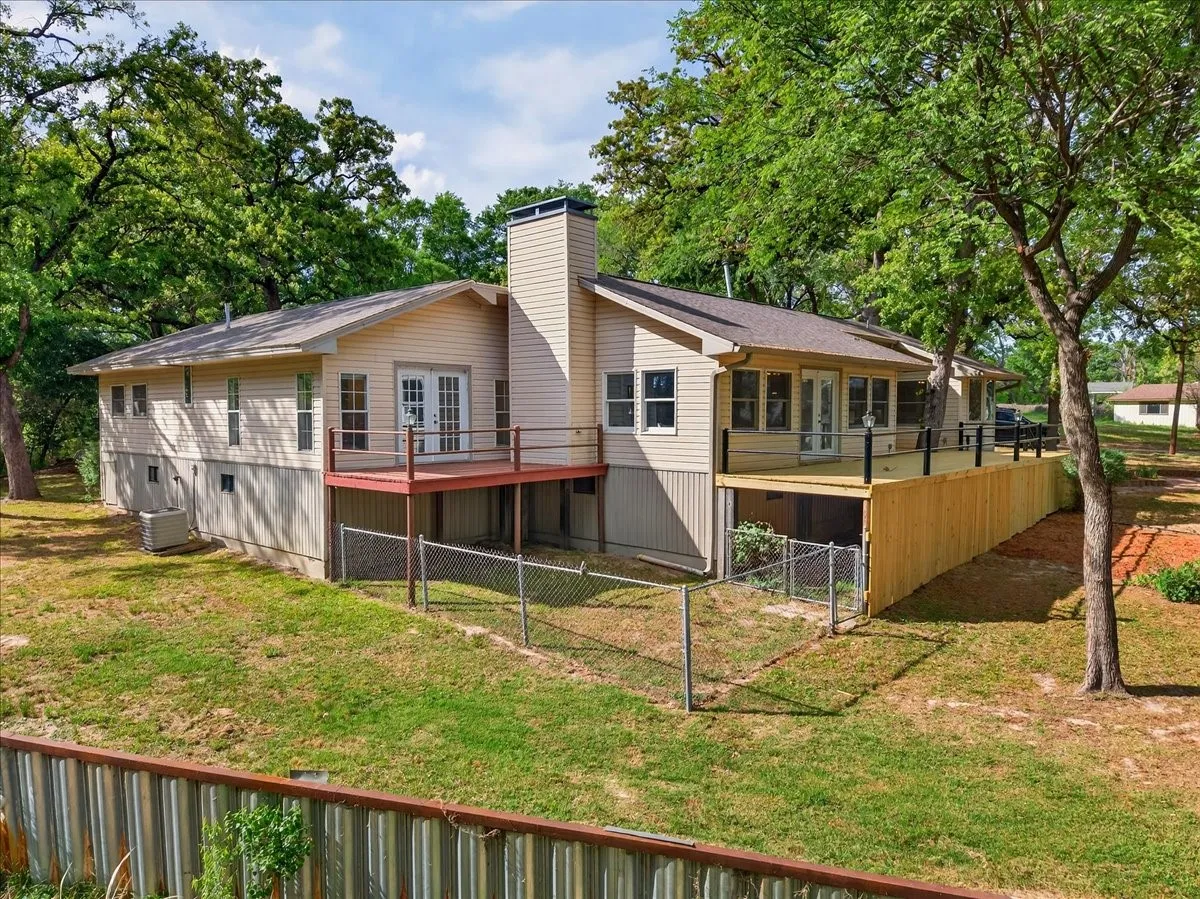 Single Family Residence For Sale in Henderson County , 102 Summerall Drive, Mabank, Texas 75156, 3 Bedroom, 3 Bathroom, Garage spaces, 2,356 Sqft, built in 1993, mls#21190066, Real Estate Agent in Mabank, Homes For Sale in Henderson county, Homes For Sale in Mabank, Realtor in Mabank Texas, Real Estate Brokerage Independent Realty Texas, Luminita Cordes Realtor