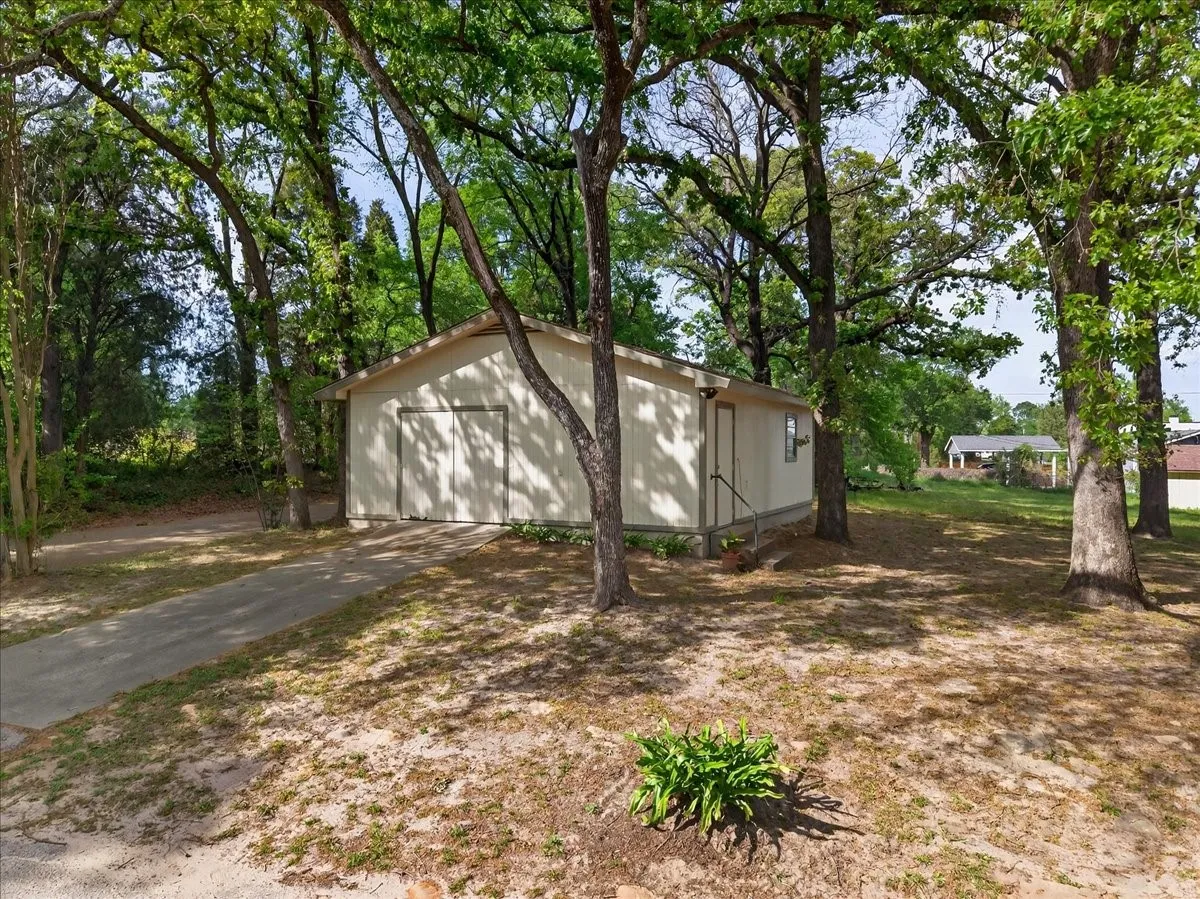Single Family Residence For Sale in Henderson County , 102 Summerall Drive, Mabank, Texas 75156, 3 Bedroom, 3 Bathroom, Garage spaces, 2,356 Sqft, built in 1993, mls#21190066, Real Estate Agent in Mabank, Homes For Sale in Henderson county, Homes For Sale in Mabank, Realtor in Mabank Texas, Real Estate Brokerage Independent Realty Texas, Luminita Cordes Realtor