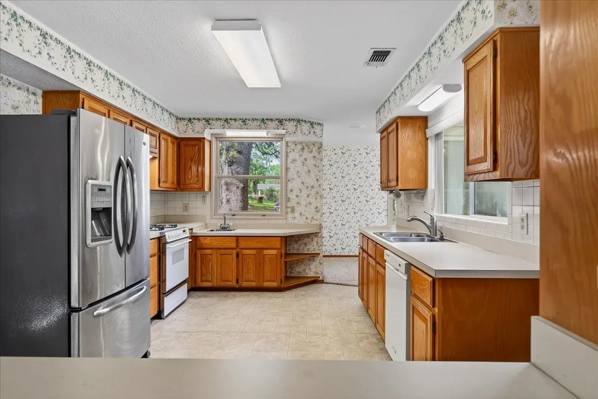 Single Family Residence For Sale in Henderson County , 102 Summerall Drive, Mabank, Texas 75156, 3 Bedroom, 3 Bathroom, Garage spaces, 2,356 Sqft, built in 1993, mls#21190066, Real Estate Agent in Mabank, Homes For Sale in Henderson county, Homes For Sale in Mabank, Realtor in Mabank Texas, Real Estate Brokerage Independent Realty Texas, Luminita Cordes Realtor