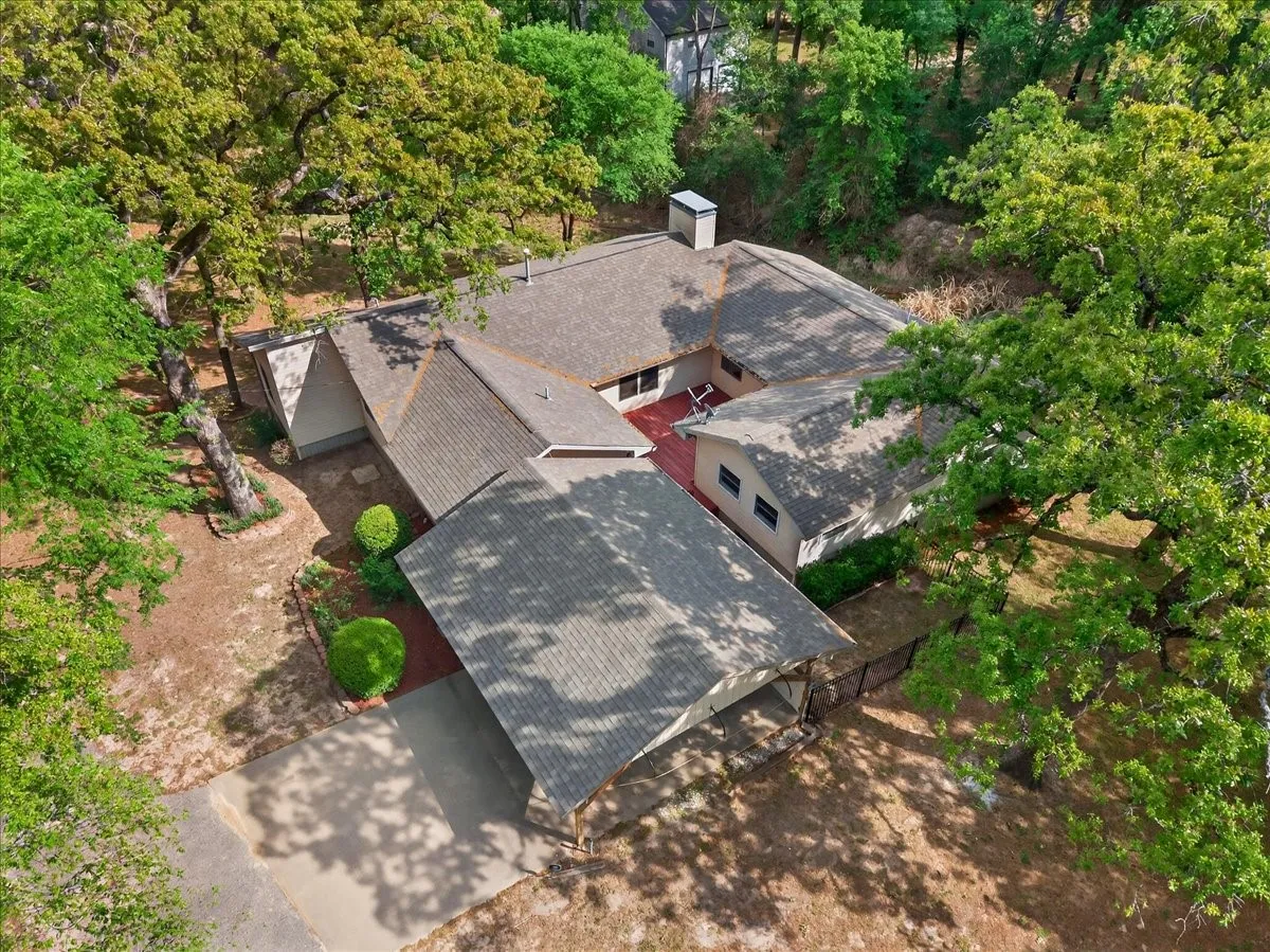 Single Family Residence For Sale in Henderson County , 102 Summerall Drive, Mabank, Texas 75156, 3 Bedroom, 3 Bathroom, Garage spaces, 2,356 Sqft, built in 1993, mls#21190066, Real Estate Agent in Mabank, Homes For Sale in Henderson county, Homes For Sale in Mabank, Realtor in Mabank Texas, Real Estate Brokerage Independent Realty Texas, Luminita Cordes Realtor