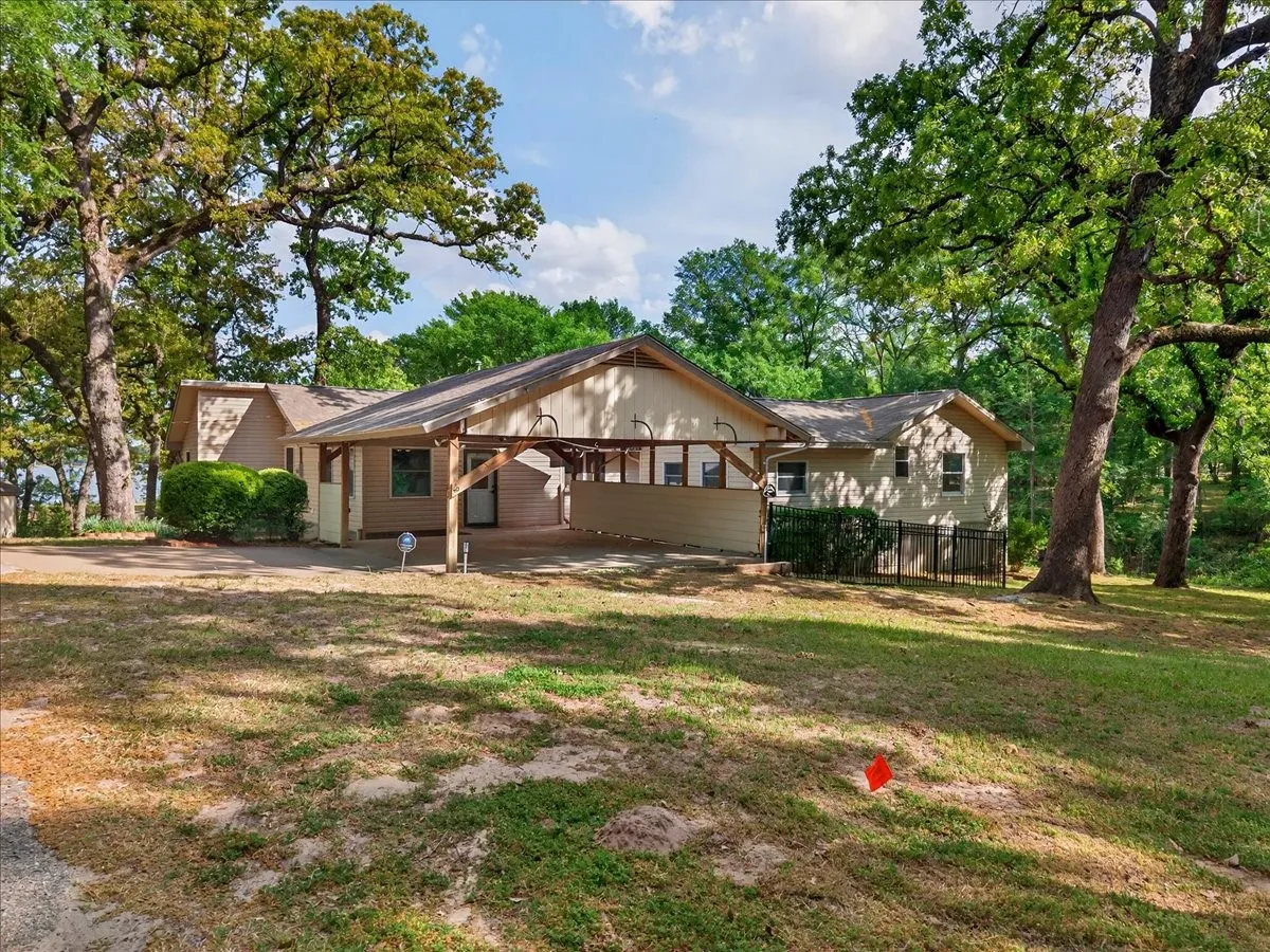 Single Family Residence For Sale in Henderson County , 102 Summerall Drive, Mabank, Texas 75156, 3 Bedroom, 3 Bathroom, Garage spaces, 2,356 Sqft, built in 1993, mls#21190066, Real Estate Agent in Mabank, Homes For Sale in Henderson county, Homes For Sale in Mabank, Realtor in Mabank Texas, Real Estate Brokerage Independent Realty Texas, Luminita Cordes Realtor