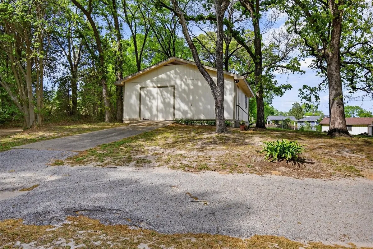 Single Family Residence For Sale in Henderson County , 102 Summerall Drive, Mabank, Texas 75156, 3 Bedroom, 3 Bathroom, Garage spaces, 2,356 Sqft, built in 1993, mls#21190066, Real Estate Agent in Mabank, Homes For Sale in Henderson county, Homes For Sale in Mabank, Realtor in Mabank Texas, Real Estate Brokerage Independent Realty Texas, Luminita Cordes Realtor