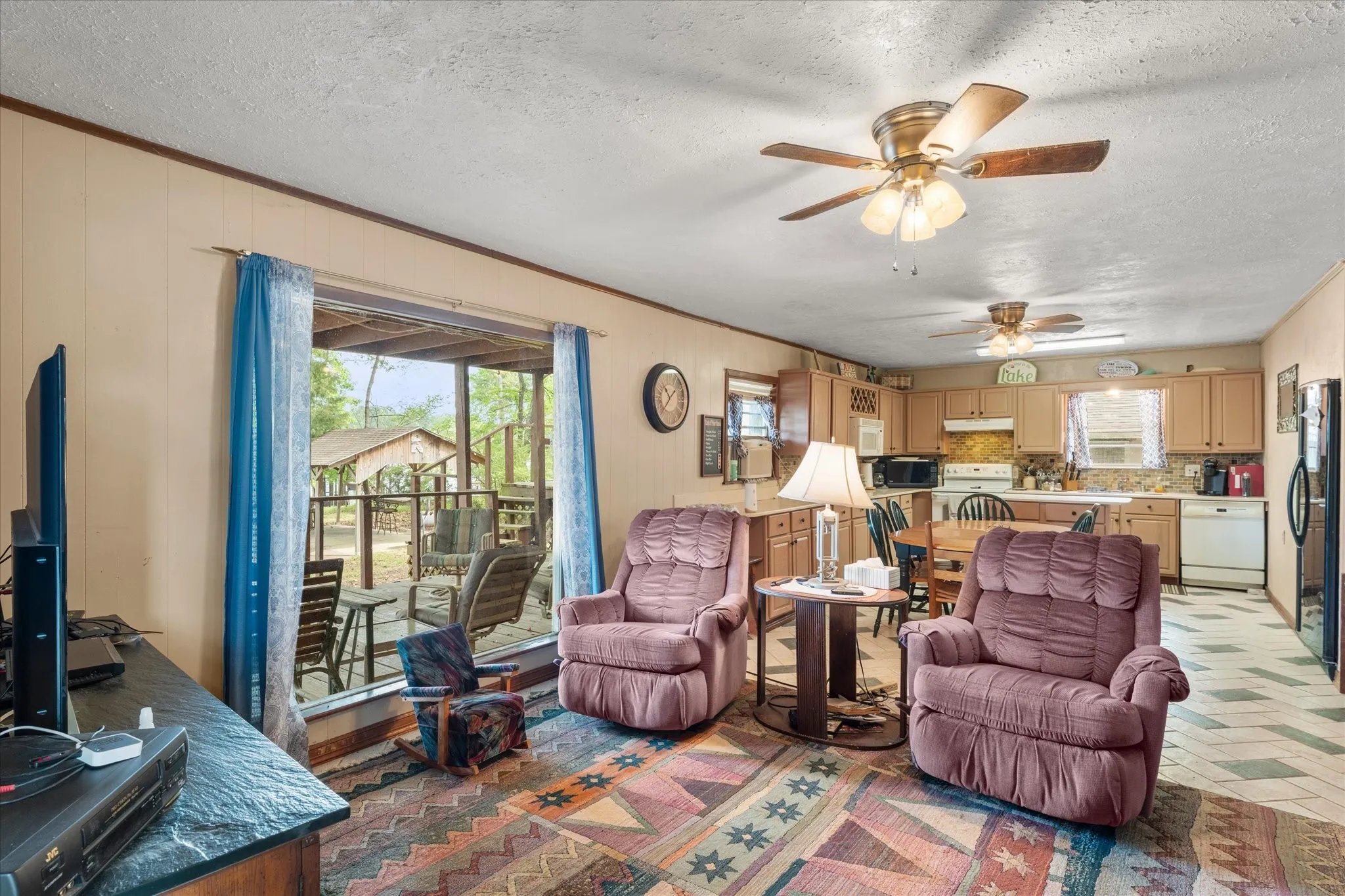 Single Family Residence For Sale in Franklin (TX) County , 405 Triple S Drive, Mount Vernon, Texas 75457, 6 Bedroom, 2 Bathroom, Garage spaces, 1,992 Sqft, built in 1980, mls#21228588, Real Estate Agent in Mount Vernon, Homes For Sale in Franklin (TX) county, Homes For Sale in Mount Vernon, Realtor in Mount Vernon Texas, Real Estate Brokerage Independent Realty Texas, Luminita Cordes Realtor