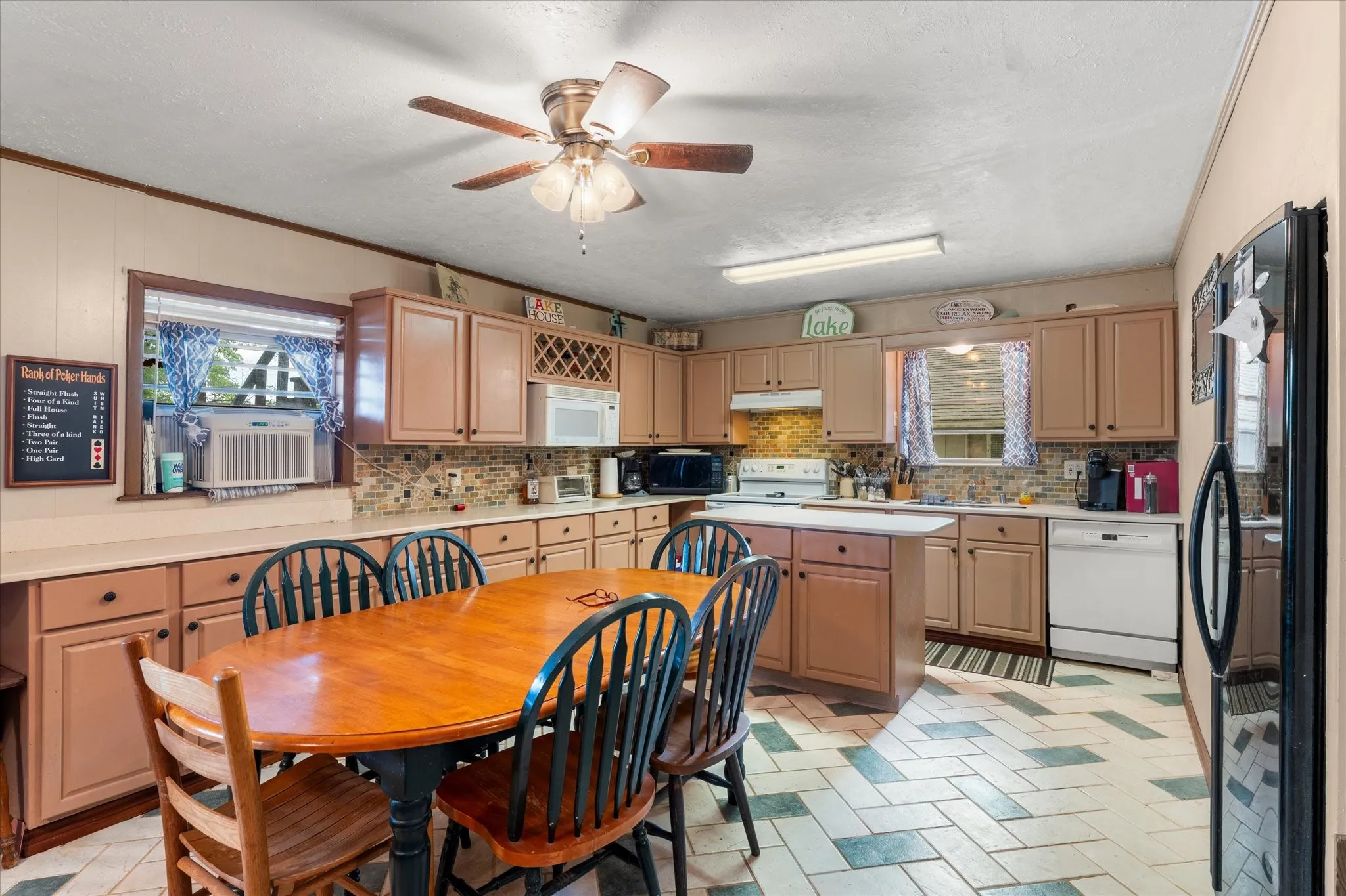 Single Family Residence For Sale in Franklin (TX) County , 405 Triple S Drive, Mount Vernon, Texas 75457, 6 Bedroom, 2 Bathroom, Garage spaces, 1,992 Sqft, built in 1980, mls#21228588, Real Estate Agent in Mount Vernon, Homes For Sale in Franklin (TX) county, Homes For Sale in Mount Vernon, Realtor in Mount Vernon Texas, Real Estate Brokerage Independent Realty Texas, Luminita Cordes Realtor