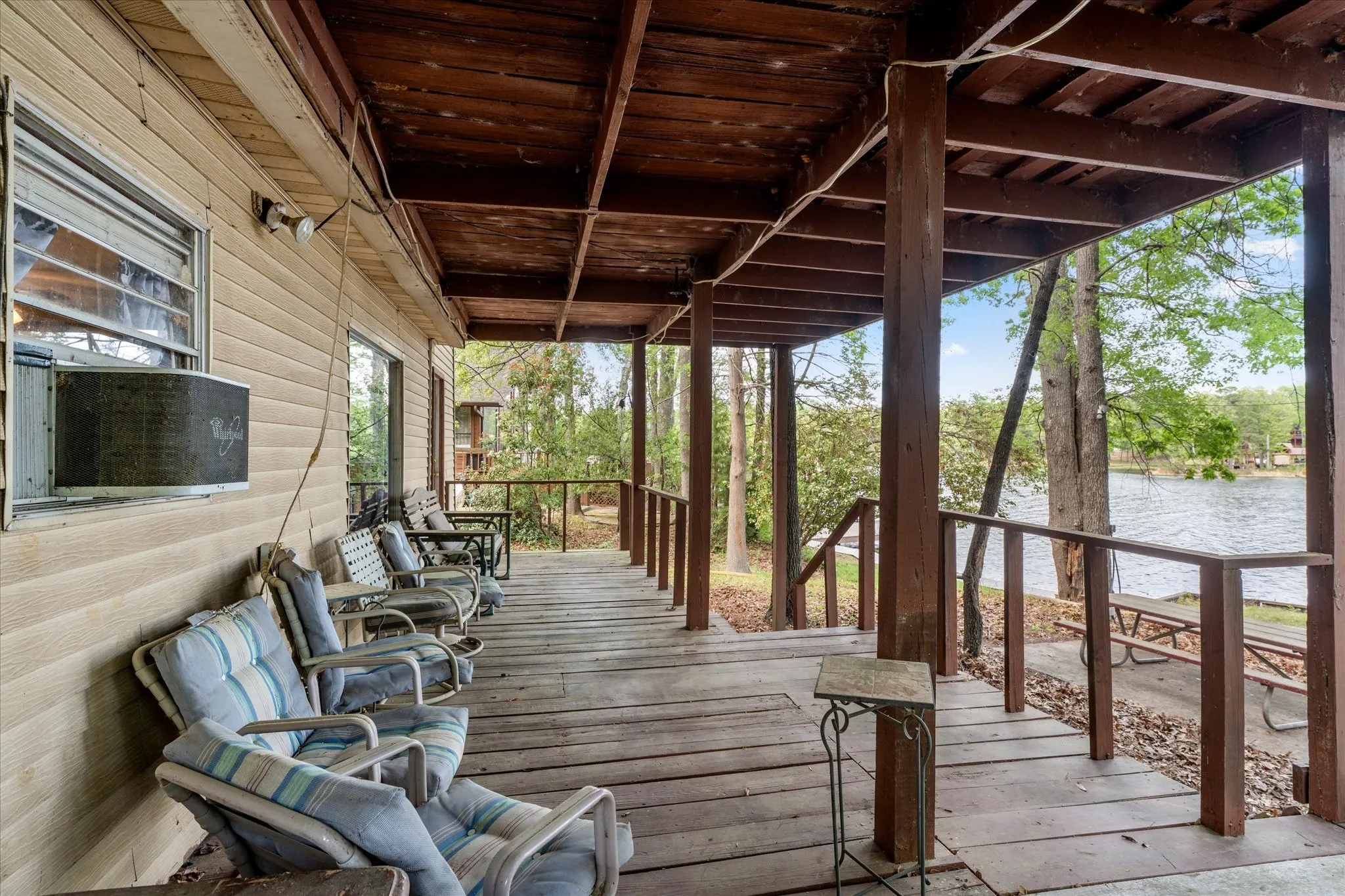 Single Family Residence For Sale in Franklin (TX) County , 405 Triple S Drive, Mount Vernon, Texas 75457, 6 Bedroom, 2 Bathroom, Garage spaces, 1,992 Sqft, built in 1980, mls#21228588, Real Estate Agent in Mount Vernon, Homes For Sale in Franklin (TX) county, Homes For Sale in Mount Vernon, Realtor in Mount Vernon Texas, Real Estate Brokerage Independent Realty Texas, Luminita Cordes Realtor