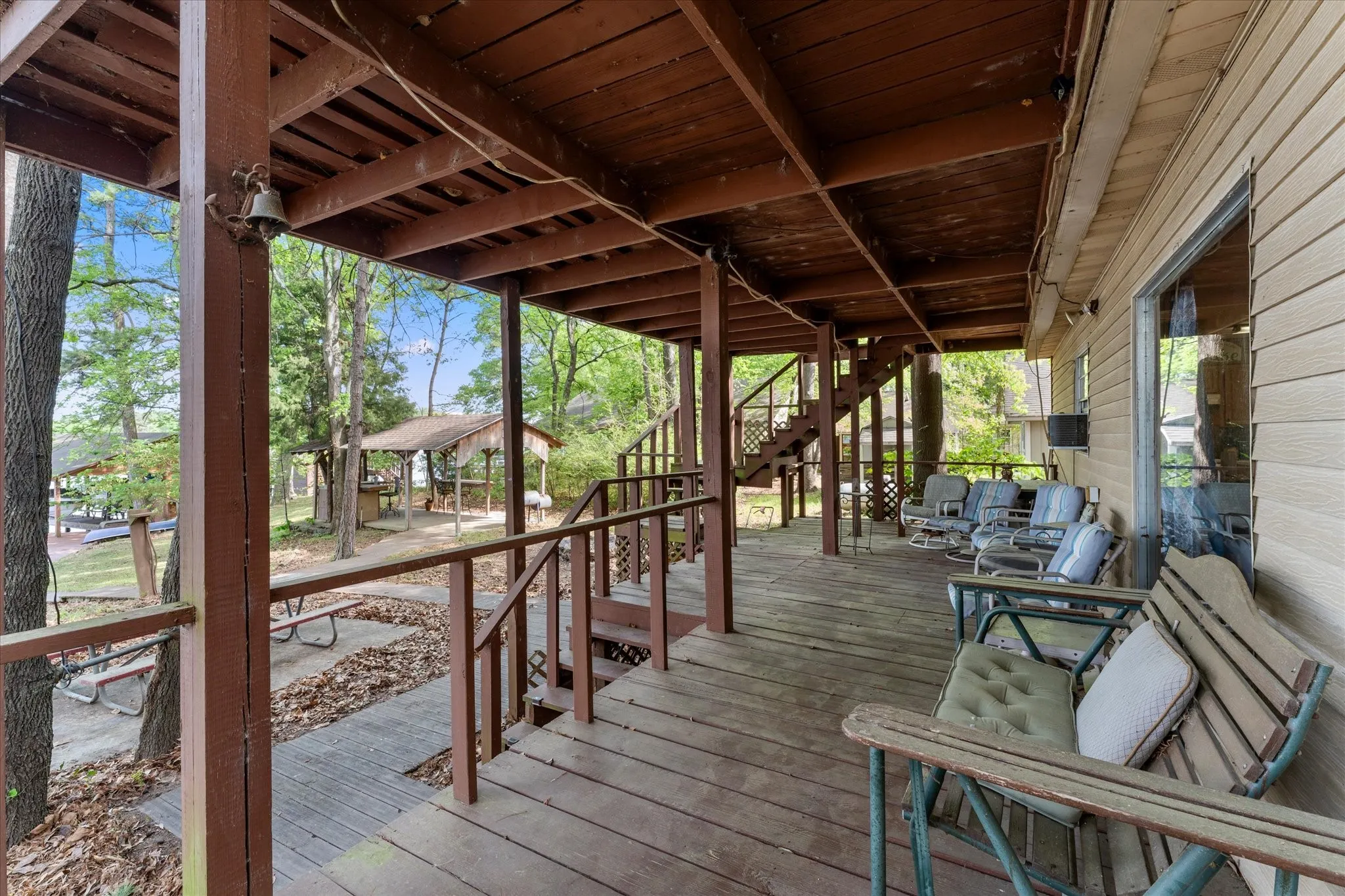 Single Family Residence For Sale in Franklin (TX) County , 405 Triple S Drive, Mount Vernon, Texas 75457, 6 Bedroom, 2 Bathroom, Garage spaces, 1,992 Sqft, built in 1980, mls#21228588, Real Estate Agent in Mount Vernon, Homes For Sale in Franklin (TX) county, Homes For Sale in Mount Vernon, Realtor in Mount Vernon Texas, Real Estate Brokerage Independent Realty Texas, Luminita Cordes Realtor