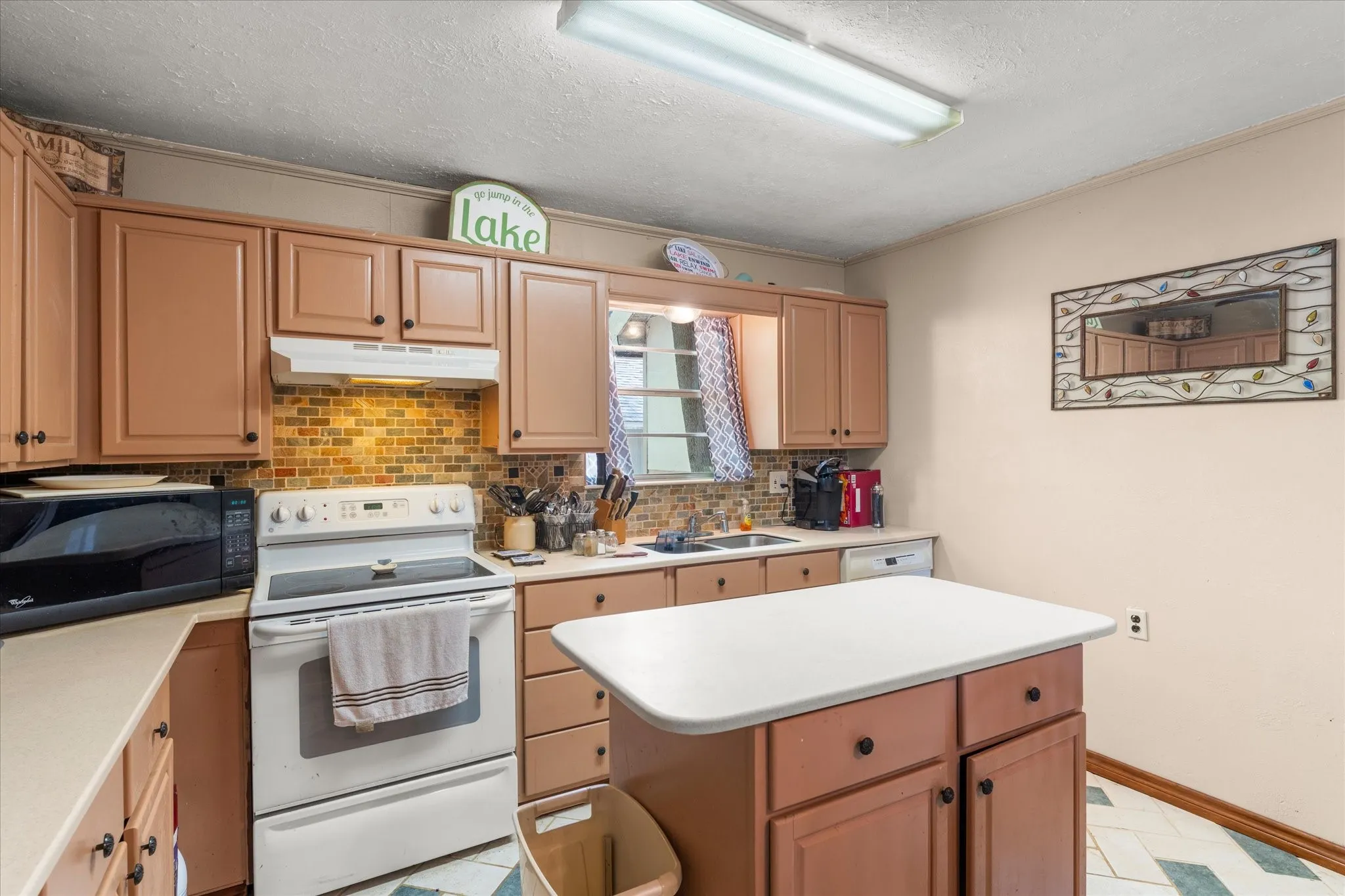 Single Family Residence For Sale in Franklin (TX) County , 405 Triple S Drive, Mount Vernon, Texas 75457, 6 Bedroom, 2 Bathroom, Garage spaces, 1,992 Sqft, built in 1980, mls#21228588, Real Estate Agent in Mount Vernon, Homes For Sale in Franklin (TX) county, Homes For Sale in Mount Vernon, Realtor in Mount Vernon Texas, Real Estate Brokerage Independent Realty Texas, Luminita Cordes Realtor