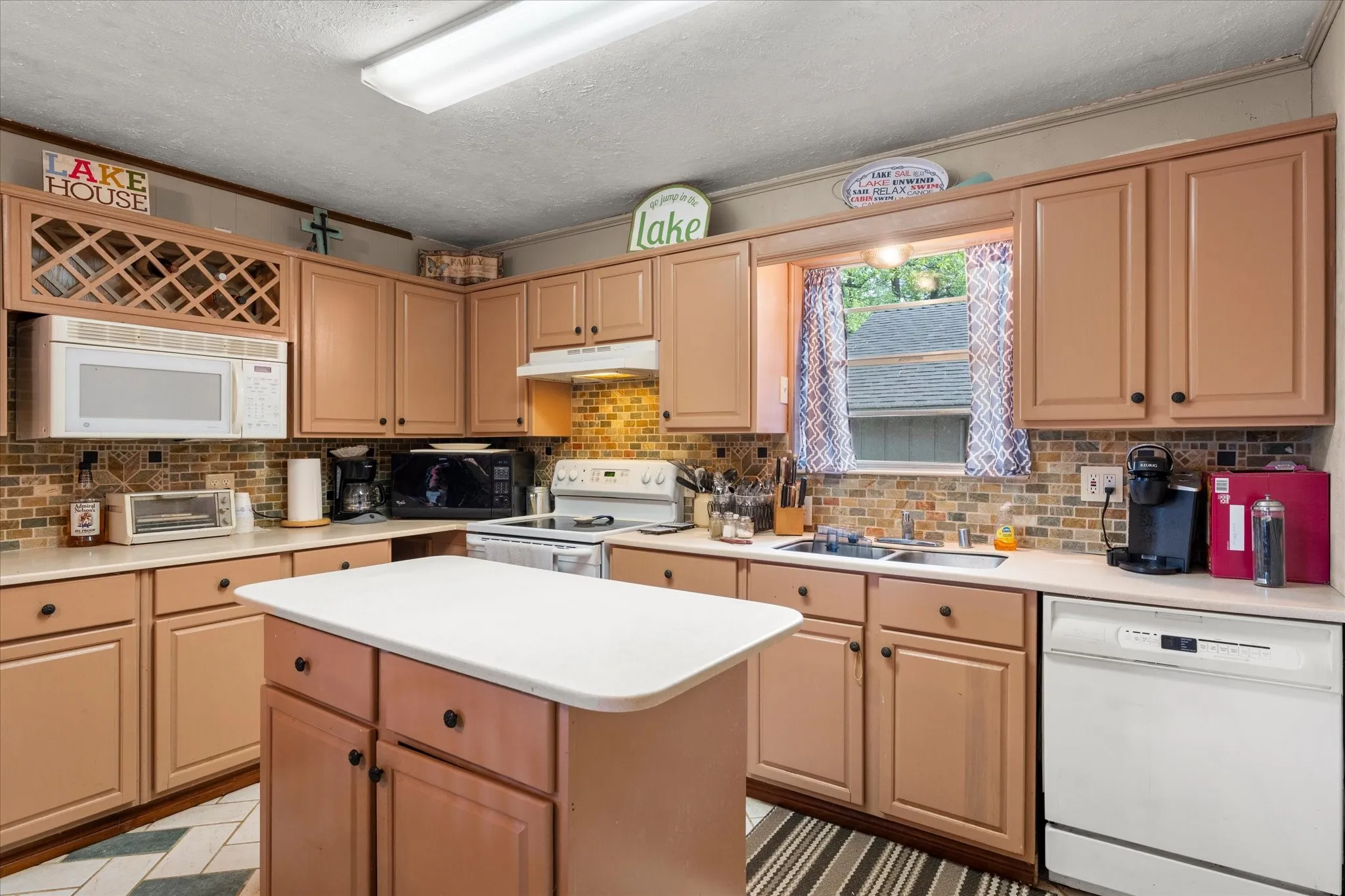 Single Family Residence For Sale in Franklin (TX) County , 405 Triple S Drive, Mount Vernon, Texas 75457, 6 Bedroom, 2 Bathroom, Garage spaces, 1,992 Sqft, built in 1980, mls#21228588, Real Estate Agent in Mount Vernon, Homes For Sale in Franklin (TX) county, Homes For Sale in Mount Vernon, Realtor in Mount Vernon Texas, Real Estate Brokerage Independent Realty Texas, Luminita Cordes Realtor