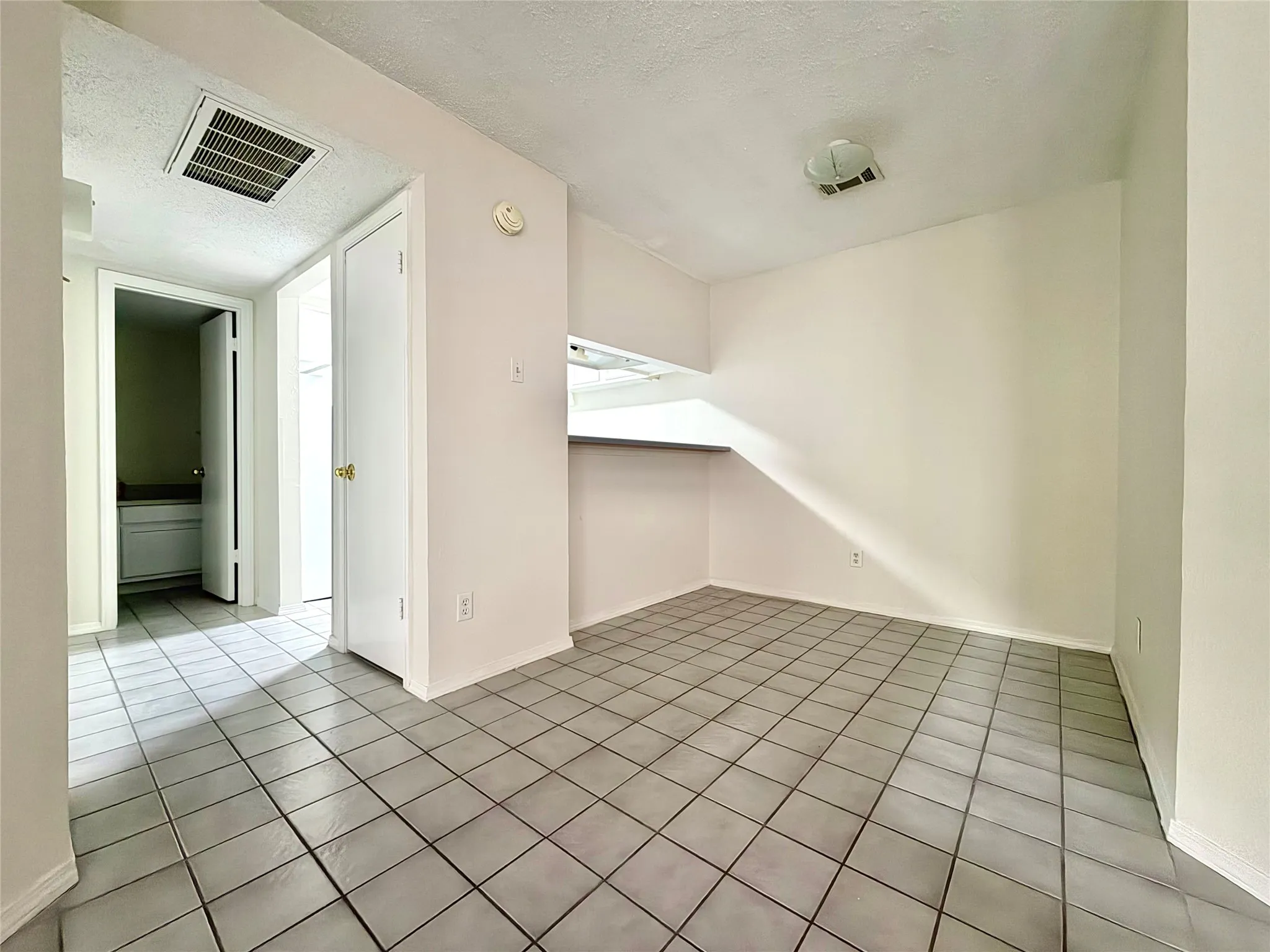 Condominium For Sale in Collin County , 18333 Roehampton Drive 624, Dallas, Texas 75252, 2 Bedroom, 1 Bathroom, Garage spaces, 737 Sqft, built in 1985, mls#21228438, Real Estate Agent in Dallas, Homes For Sale in Collin county, Homes For Sale in Dallas, Realtor in Dallas Texas, Real Estate Brokerage Independent Realty Texas, Luminita Cordes Realtor