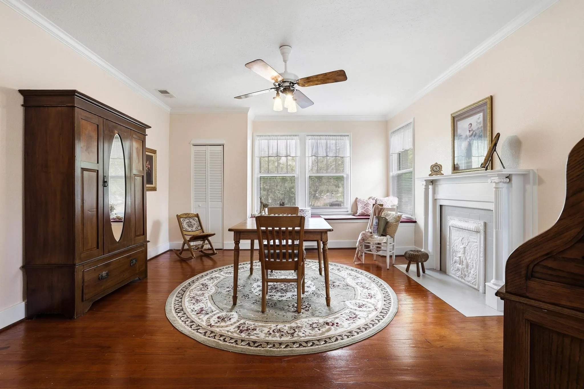 Single Family Residence For Sale in Fannin County , 304 E 9th Street, Bonham, Texas 75418, 4 Bedroom, 3 Bathroom, Garage spaces, 2,954 Sqft, built in 1929, Preowned, mls#21228645, Real Estate Agent in Bonham, Homes For Sale in Fannin county, Homes For Sale in Bonham, Realtor in Bonham Texas, Real Estate Brokerage Independent Realty Texas, Luminita Cordes Realtor