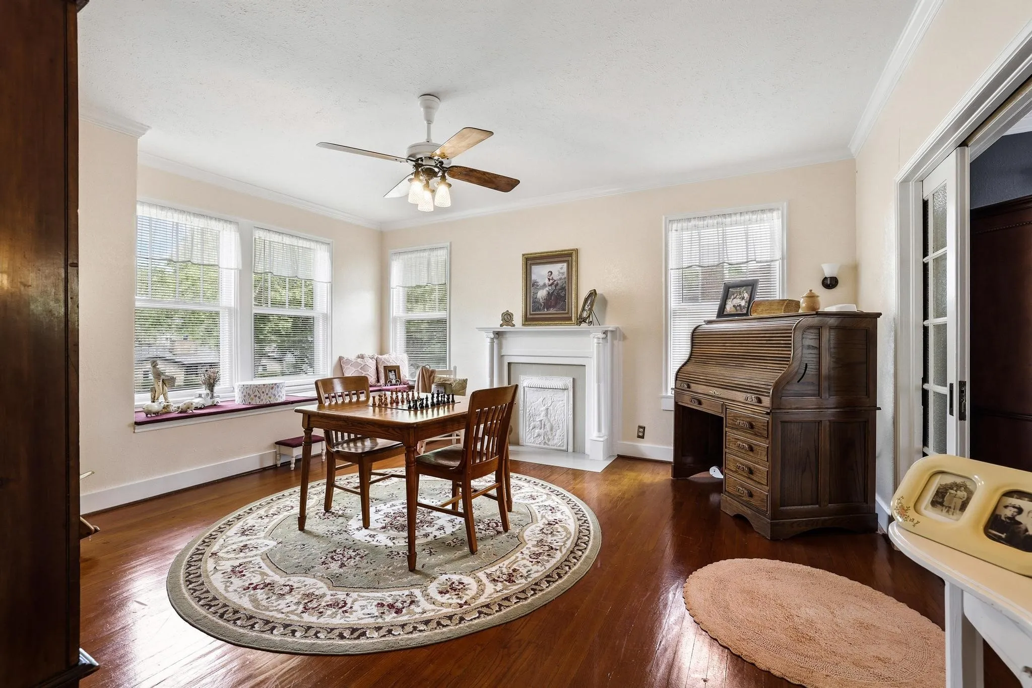 Single Family Residence For Sale in Fannin County , 304 E 9th Street, Bonham, Texas 75418, 4 Bedroom, 3 Bathroom, Garage spaces, 2,954 Sqft, built in 1929, Preowned, mls#21228645, Real Estate Agent in Bonham, Homes For Sale in Fannin county, Homes For Sale in Bonham, Realtor in Bonham Texas, Real Estate Brokerage Independent Realty Texas, Luminita Cordes Realtor