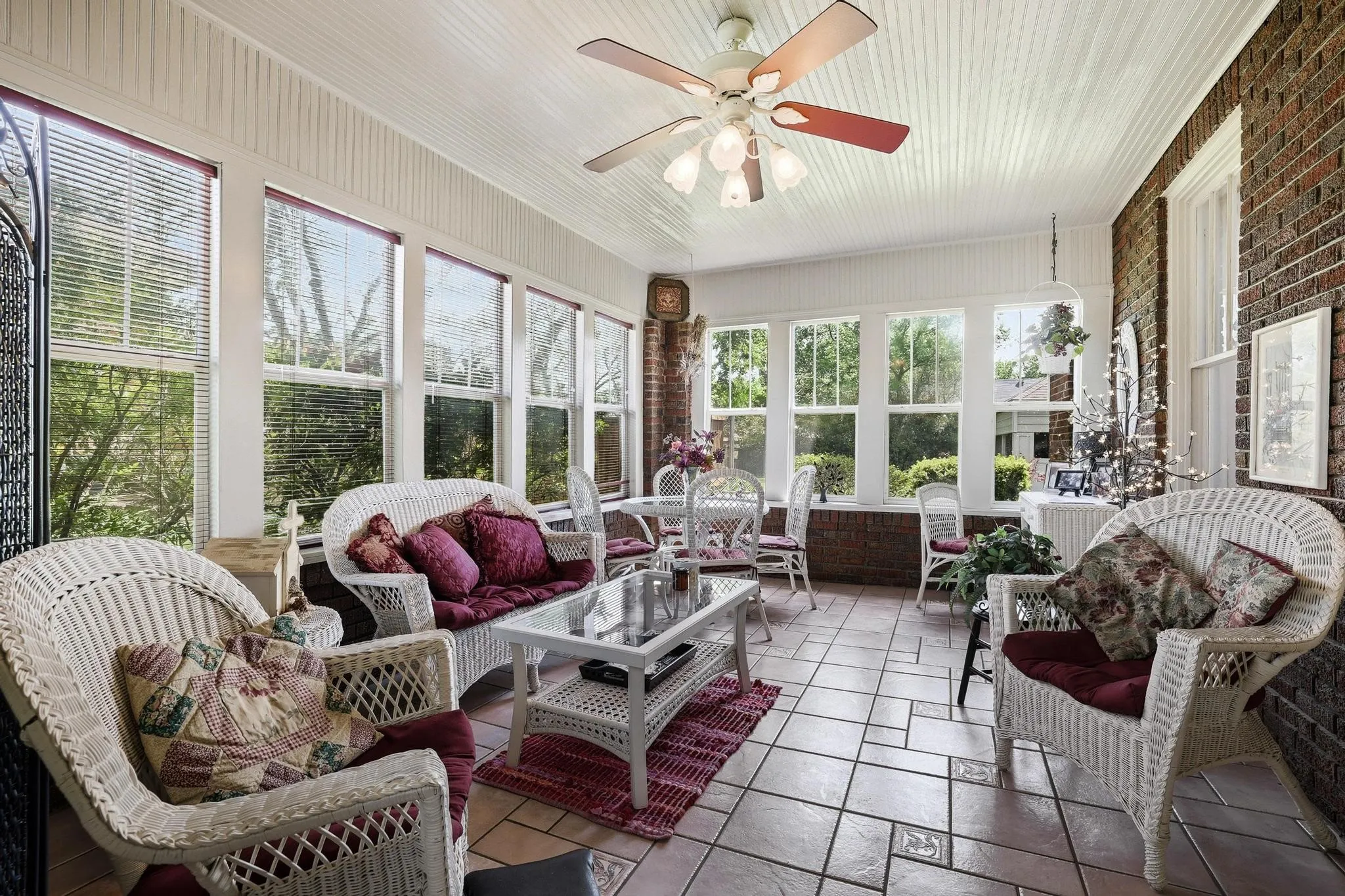 Single Family Residence For Sale in Fannin County , 304 E 9th Street, Bonham, Texas 75418, 4 Bedroom, 3 Bathroom, Garage spaces, 2,954 Sqft, built in 1929, Preowned, mls#21228645, Real Estate Agent in Bonham, Homes For Sale in Fannin county, Homes For Sale in Bonham, Realtor in Bonham Texas, Real Estate Brokerage Independent Realty Texas, Luminita Cordes Realtor