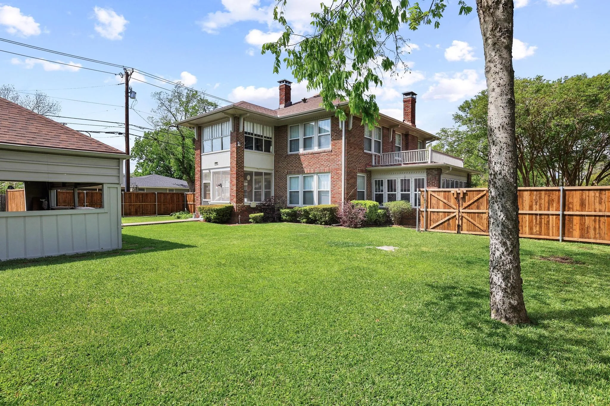 Single Family Residence For Sale in Fannin County , 304 E 9th Street, Bonham, Texas 75418, 4 Bedroom, 3 Bathroom, Garage spaces, 2,954 Sqft, built in 1929, Preowned, mls#21228645, Real Estate Agent in Bonham, Homes For Sale in Fannin county, Homes For Sale in Bonham, Realtor in Bonham Texas, Real Estate Brokerage Independent Realty Texas, Luminita Cordes Realtor