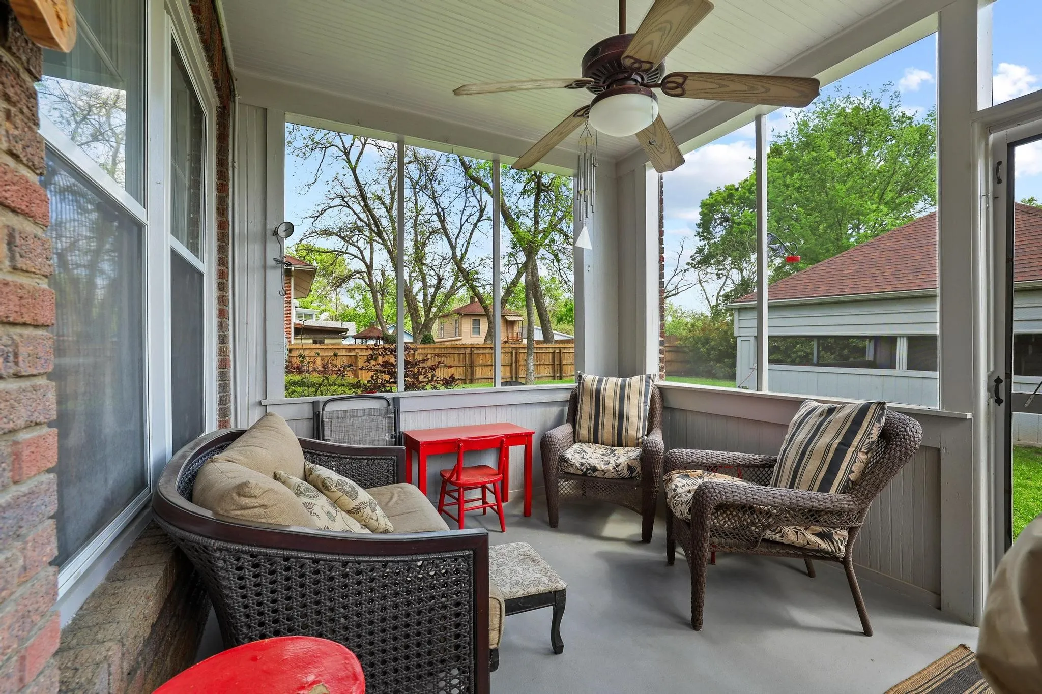 Single Family Residence For Sale in Fannin County , 304 E 9th Street, Bonham, Texas 75418, 4 Bedroom, 3 Bathroom, Garage spaces, 2,954 Sqft, built in 1929, Preowned, mls#21228645, Real Estate Agent in Bonham, Homes For Sale in Fannin county, Homes For Sale in Bonham, Realtor in Bonham Texas, Real Estate Brokerage Independent Realty Texas, Luminita Cordes Realtor