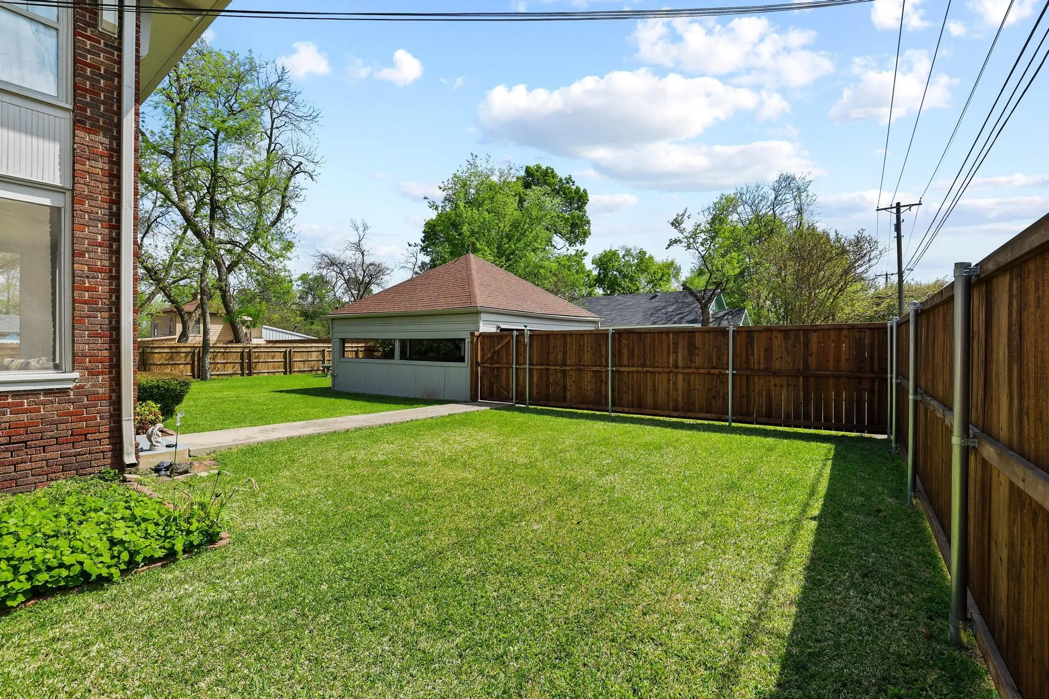 Single Family Residence For Sale in Fannin County , 304 E 9th Street, Bonham, Texas 75418, 4 Bedroom, 3 Bathroom, Garage spaces, 2,954 Sqft, built in 1929, Preowned, mls#21228645, Real Estate Agent in Bonham, Homes For Sale in Fannin county, Homes For Sale in Bonham, Realtor in Bonham Texas, Real Estate Brokerage Independent Realty Texas, Luminita Cordes Realtor