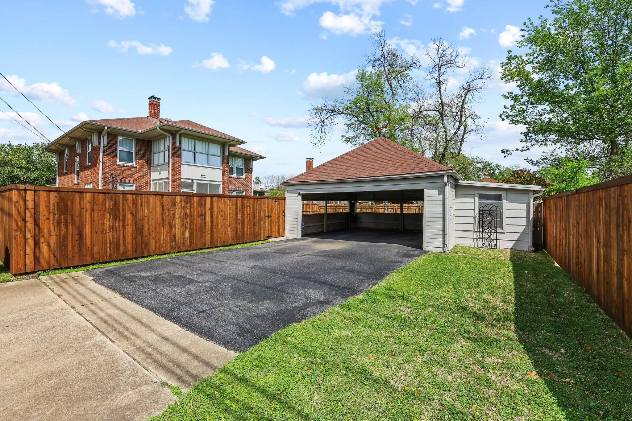 Single Family Residence For Sale in Fannin County , 304 E 9th Street, Bonham, Texas 75418, 4 Bedroom, 3 Bathroom, Garage spaces, 2,954 Sqft, built in 1929, Preowned, mls#21228645, Real Estate Agent in Bonham, Homes For Sale in Fannin county, Homes For Sale in Bonham, Realtor in Bonham Texas, Real Estate Brokerage Independent Realty Texas, Luminita Cordes Realtor
