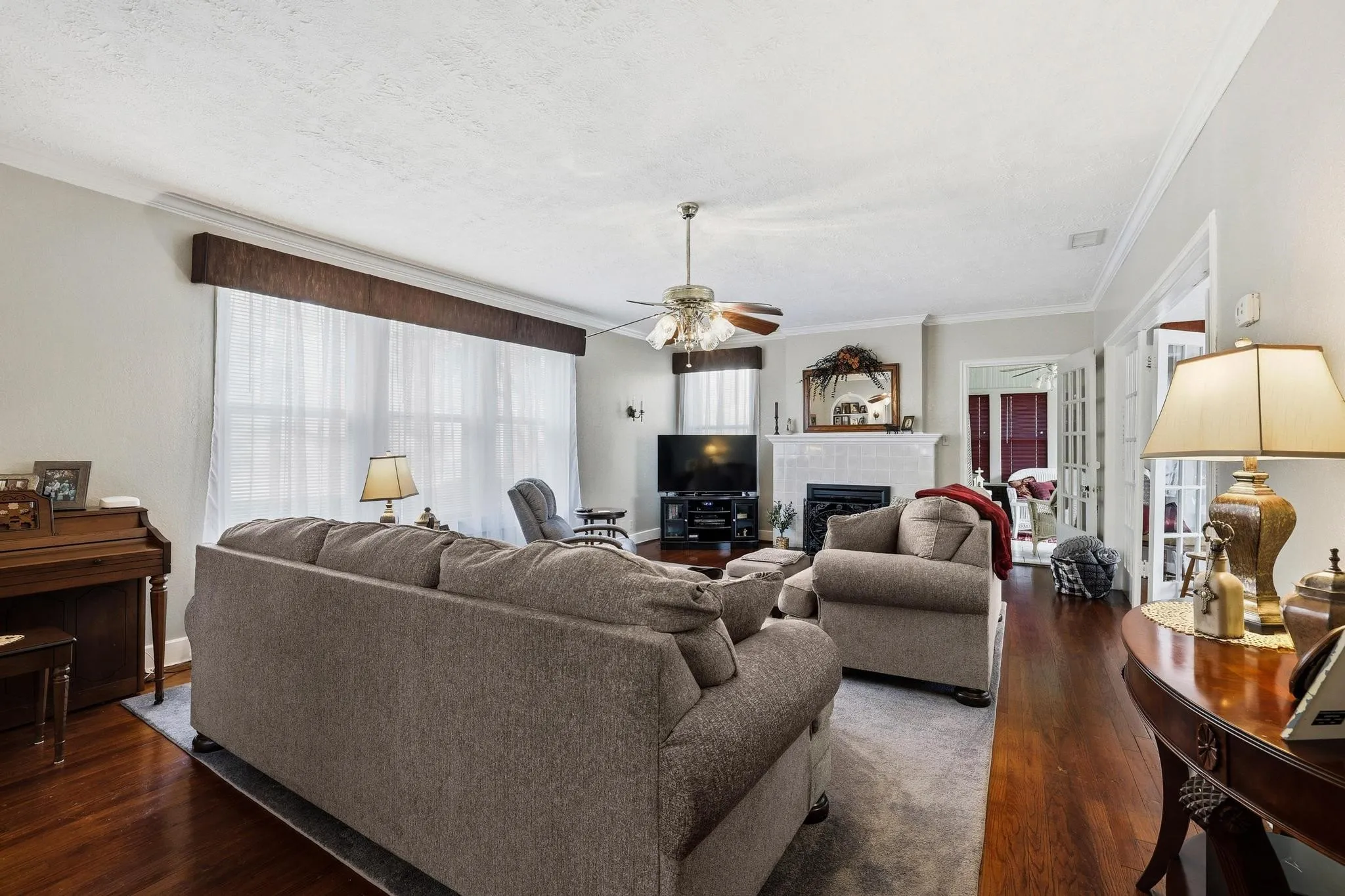 Single Family Residence For Sale in Fannin County , 304 E 9th Street, Bonham, Texas 75418, 4 Bedroom, 3 Bathroom, Garage spaces, 2,954 Sqft, built in 1929, Preowned, mls#21228645, Real Estate Agent in Bonham, Homes For Sale in Fannin county, Homes For Sale in Bonham, Realtor in Bonham Texas, Real Estate Brokerage Independent Realty Texas, Luminita Cordes Realtor