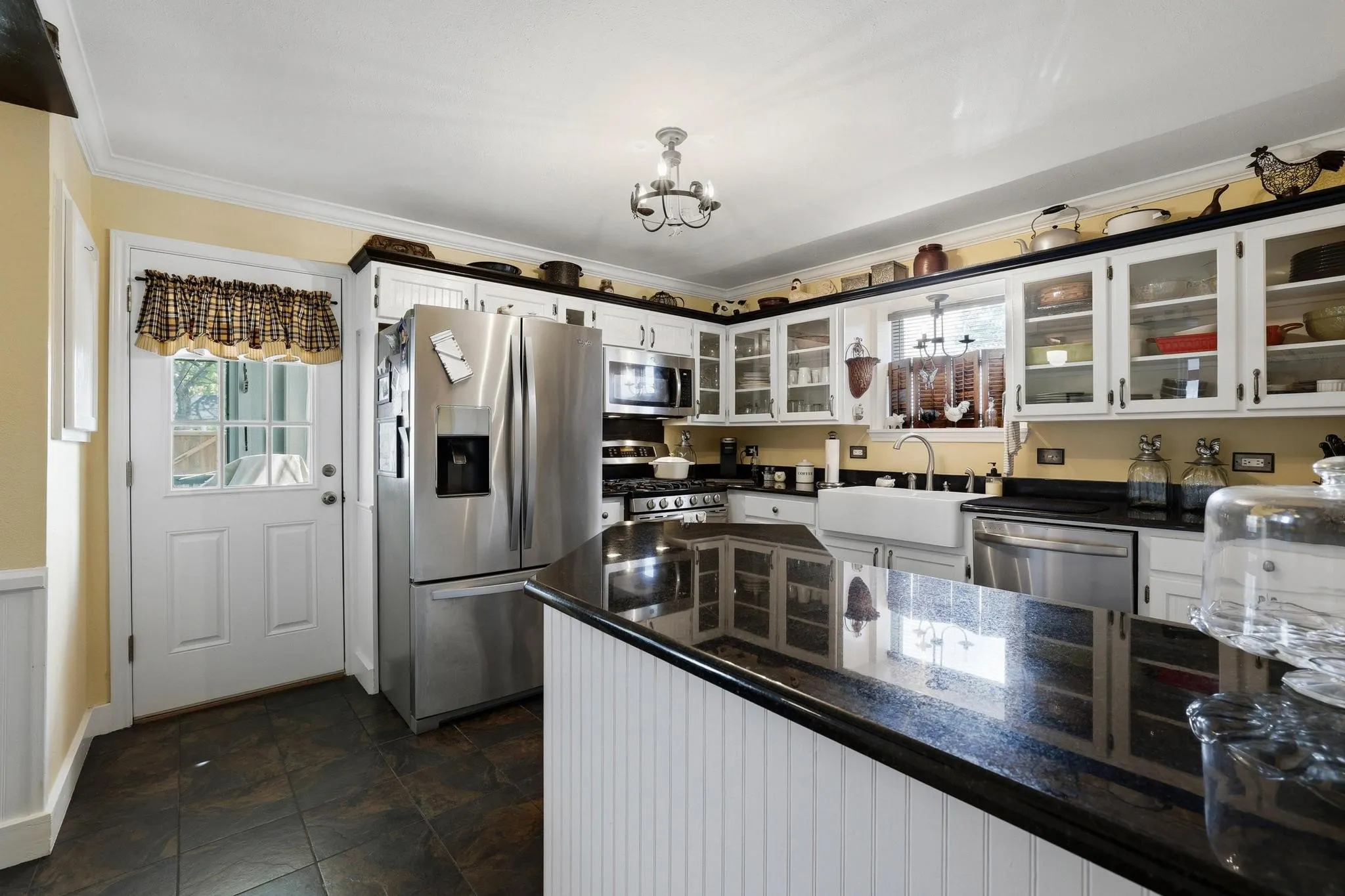 Single Family Residence For Sale in Fannin County , 304 E 9th Street, Bonham, Texas 75418, 4 Bedroom, 3 Bathroom, Garage spaces, 2,954 Sqft, built in 1929, Preowned, mls#21228645, Real Estate Agent in Bonham, Homes For Sale in Fannin county, Homes For Sale in Bonham, Realtor in Bonham Texas, Real Estate Brokerage Independent Realty Texas, Luminita Cordes Realtor