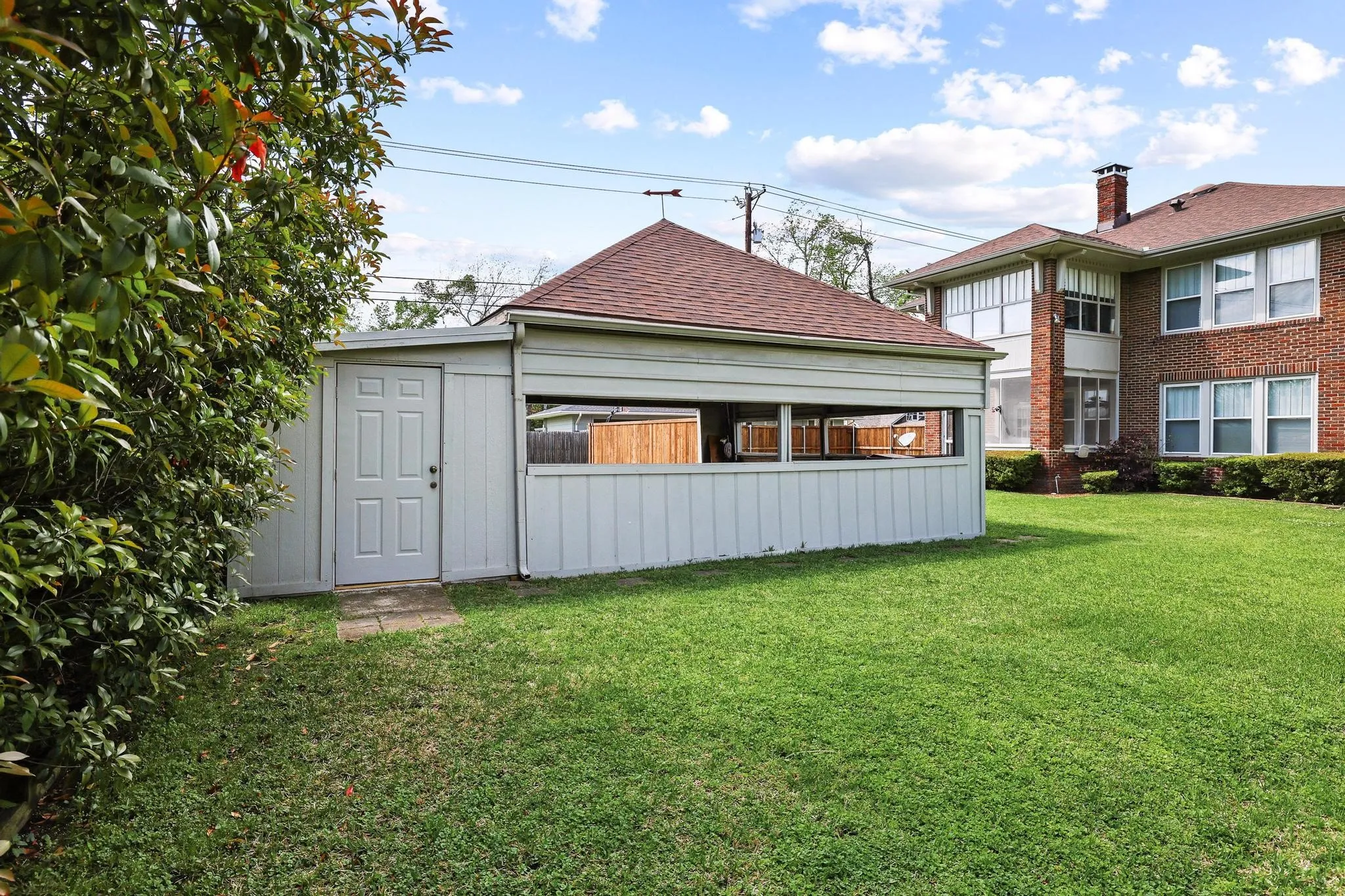 Single Family Residence For Sale in Fannin County , 304 E 9th Street, Bonham, Texas 75418, 4 Bedroom, 3 Bathroom, Garage spaces, 2,954 Sqft, built in 1929, Preowned, mls#21228645, Real Estate Agent in Bonham, Homes For Sale in Fannin county, Homes For Sale in Bonham, Realtor in Bonham Texas, Real Estate Brokerage Independent Realty Texas, Luminita Cordes Realtor